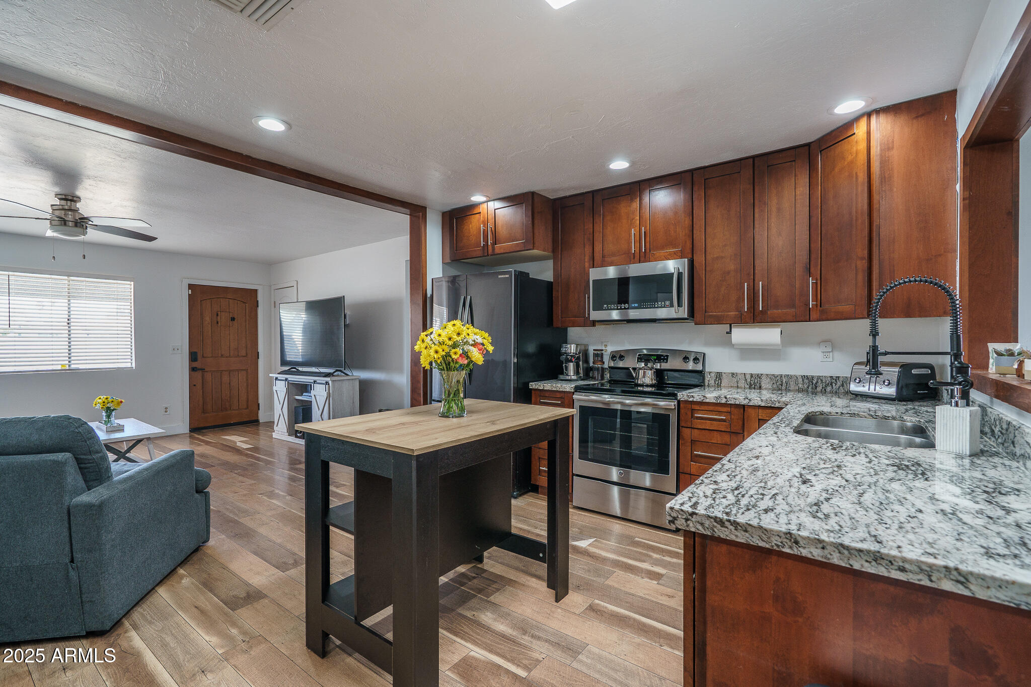 3331 W LIBBY Street