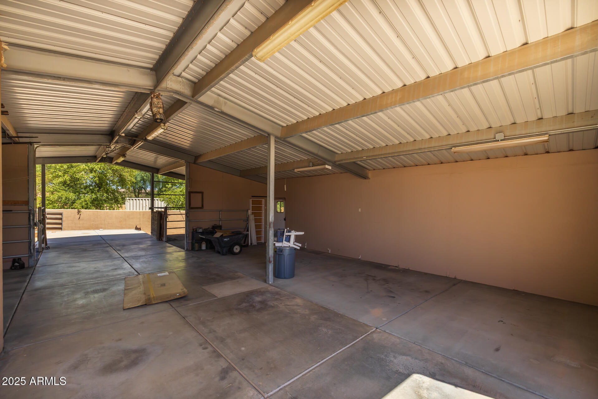 1324 W LAVITT Lane