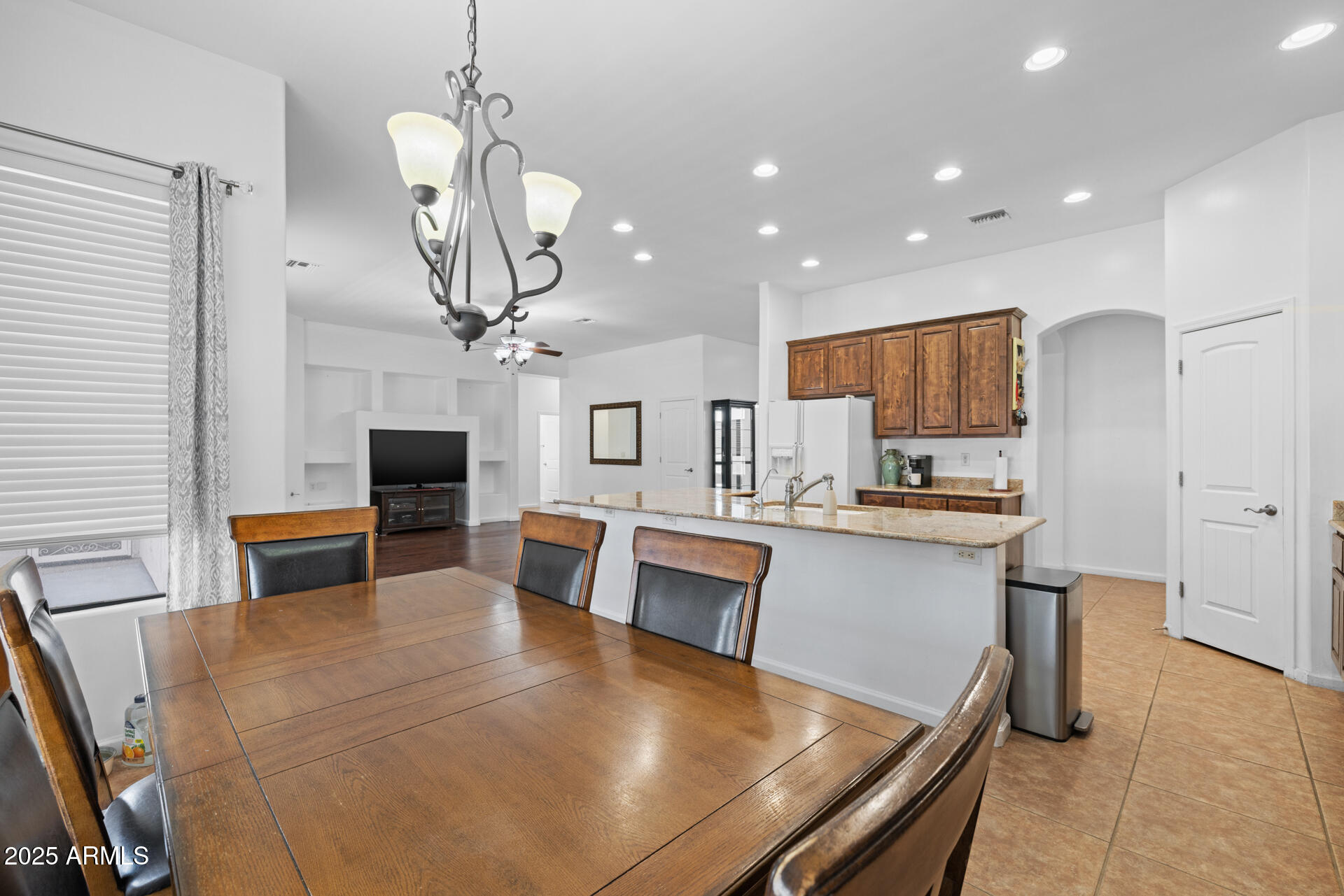 1324 W LAVITT Lane