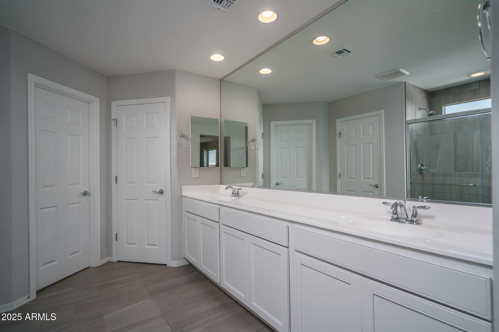 9046 W SAN MIGUEL Avenue