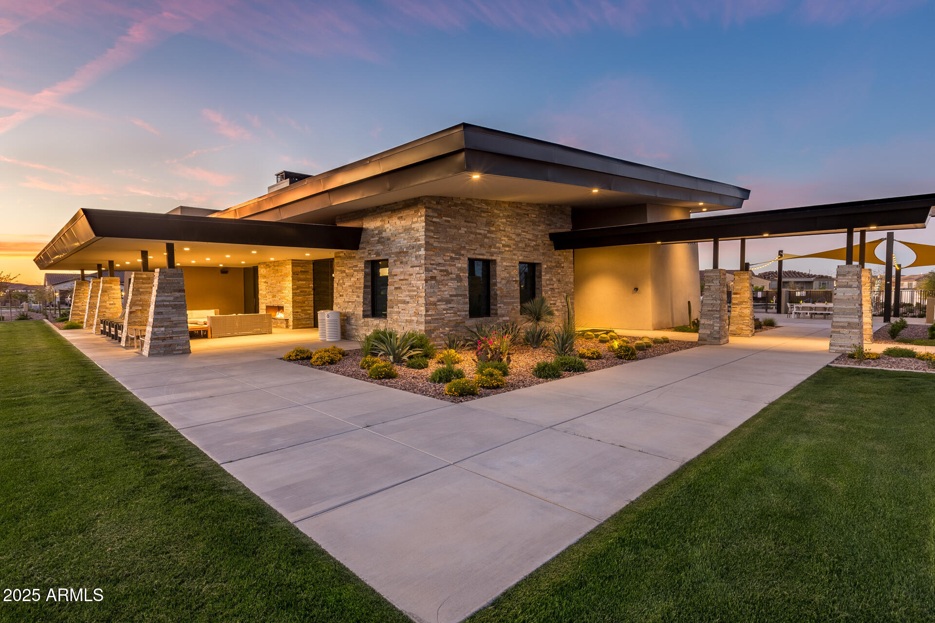 5451 S BENTON
