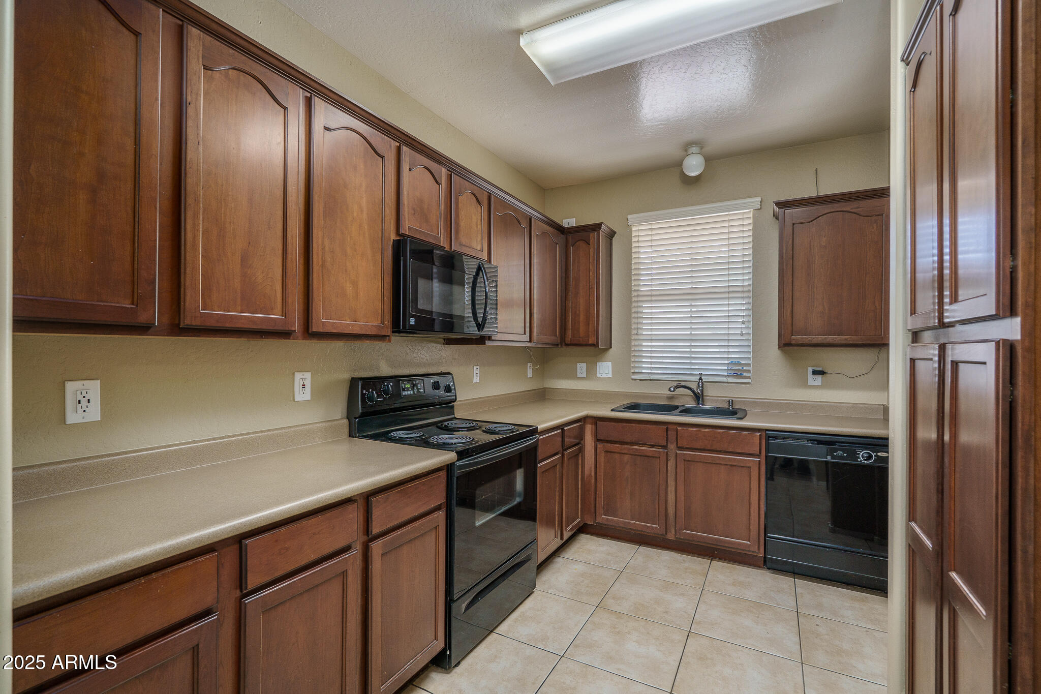 10032 W KINGMAN Street