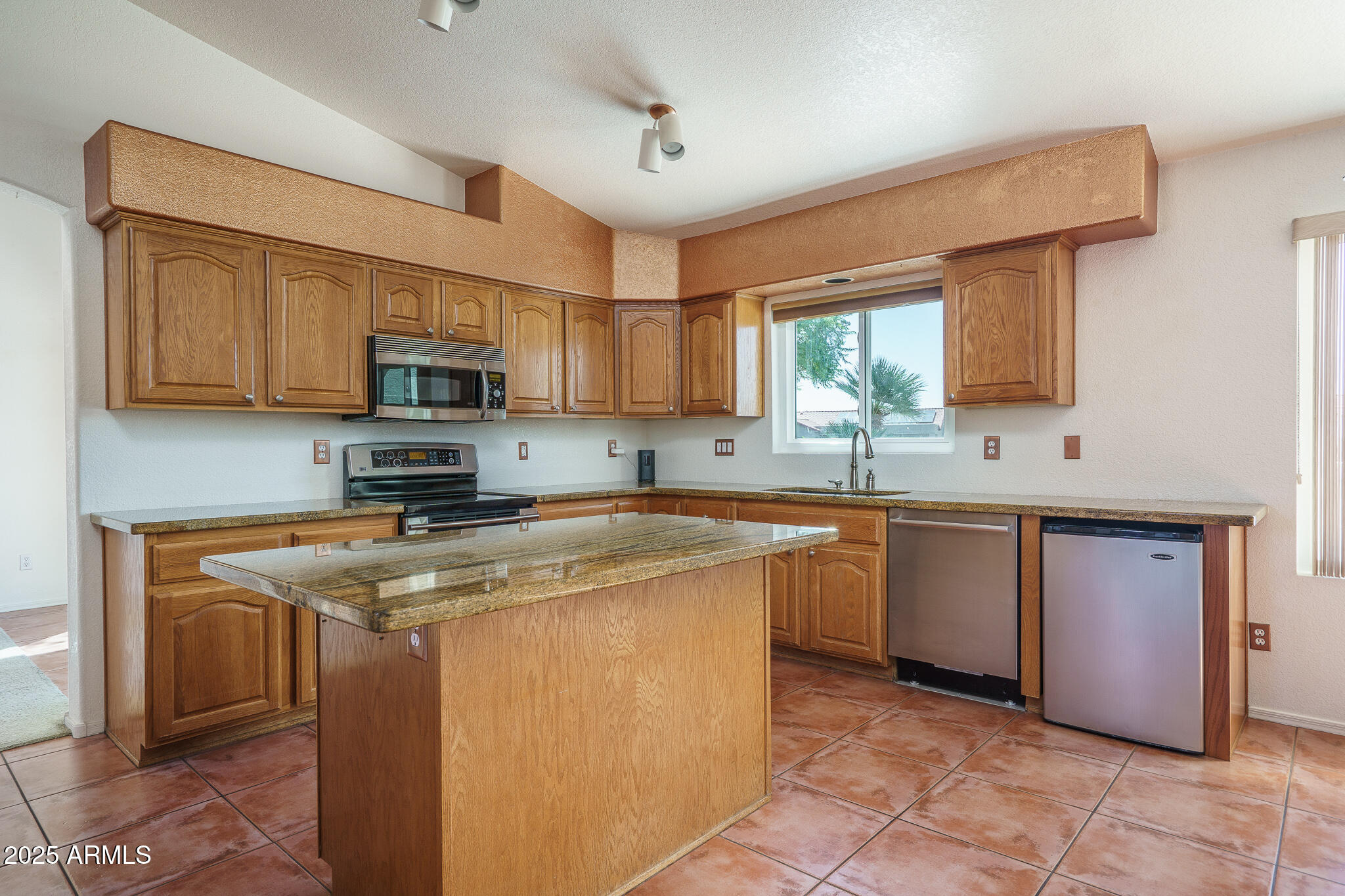 5561 W ROSE GARDEN Lane