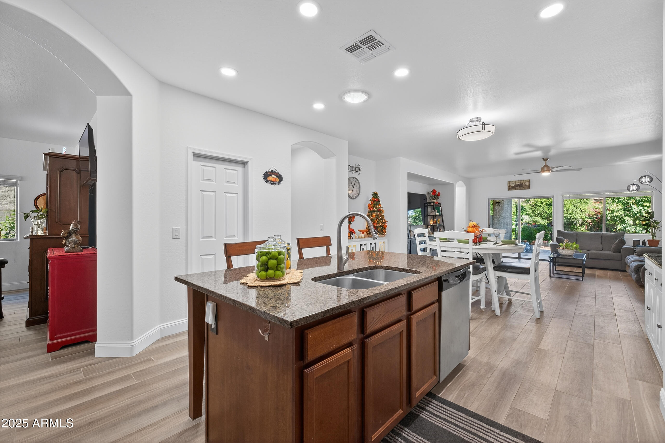 690 W DRAGON TREE Avenue