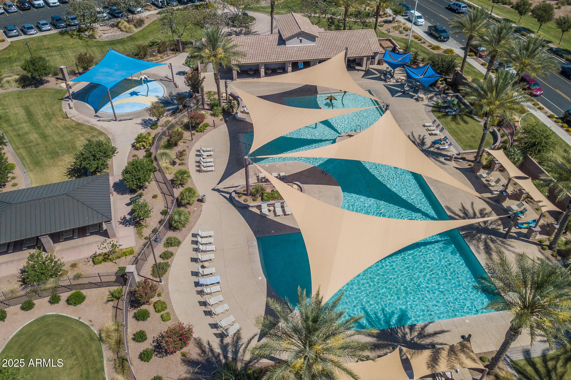 690 W DRAGON TREE Avenue