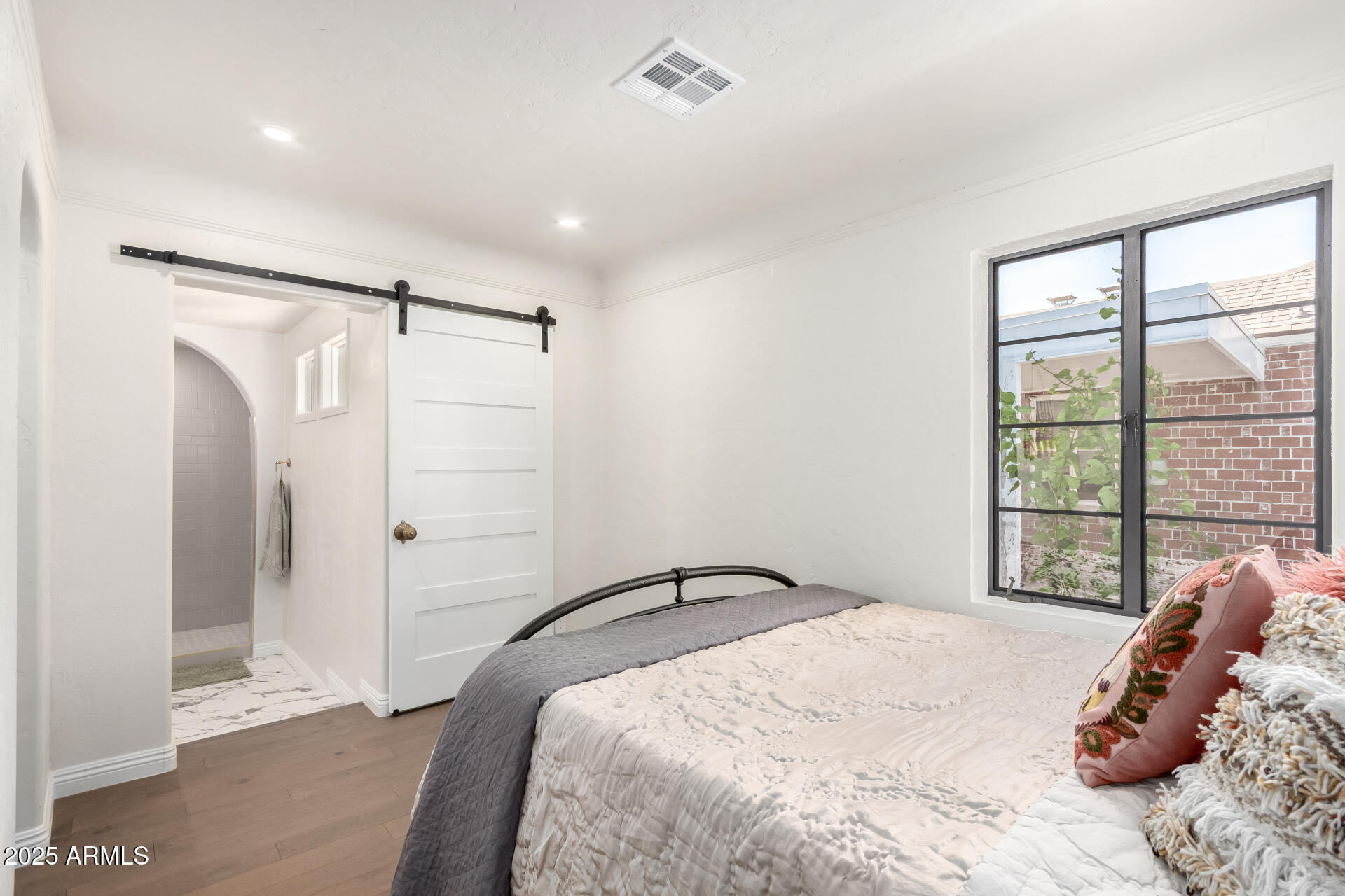 335 W CAMBRIDGE Avenue