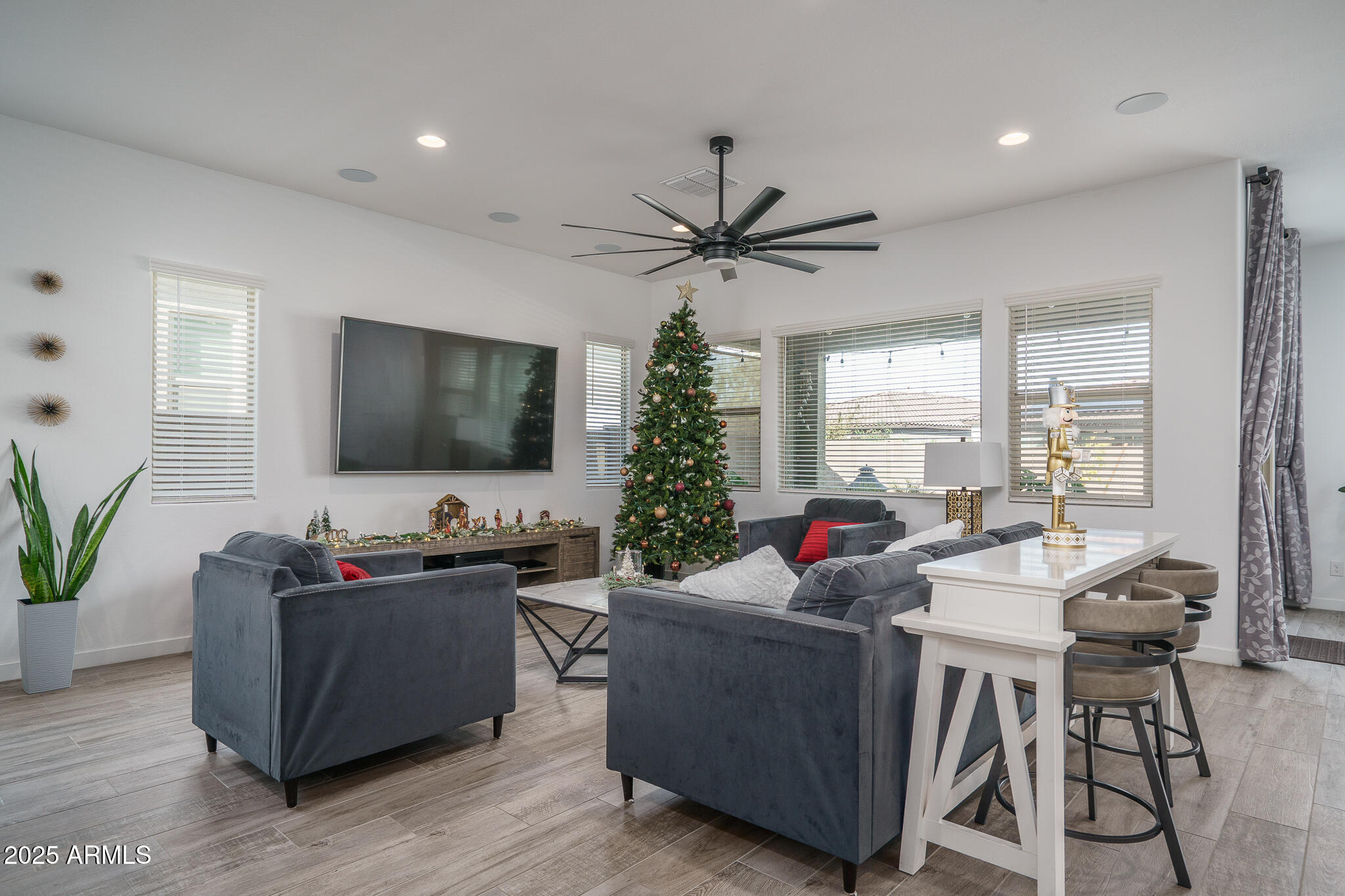 19226 W HAZELWOOD Street