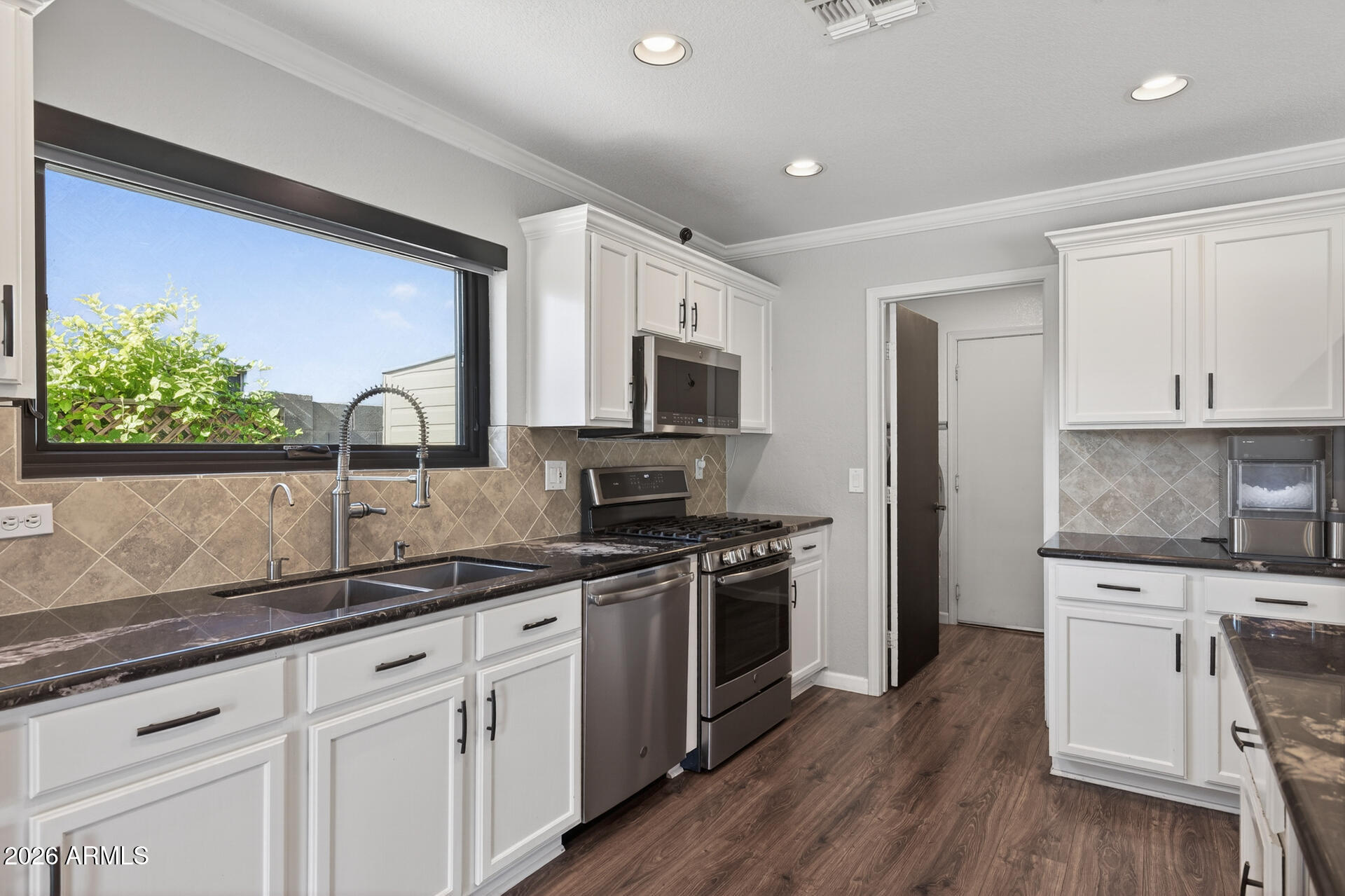 3395 E LONGHORN Drive