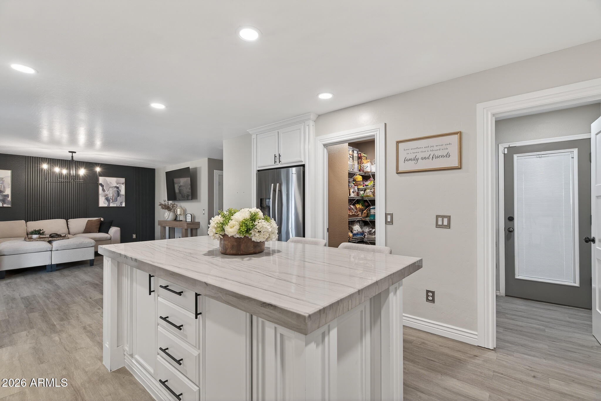 8526 W PIONEER Street