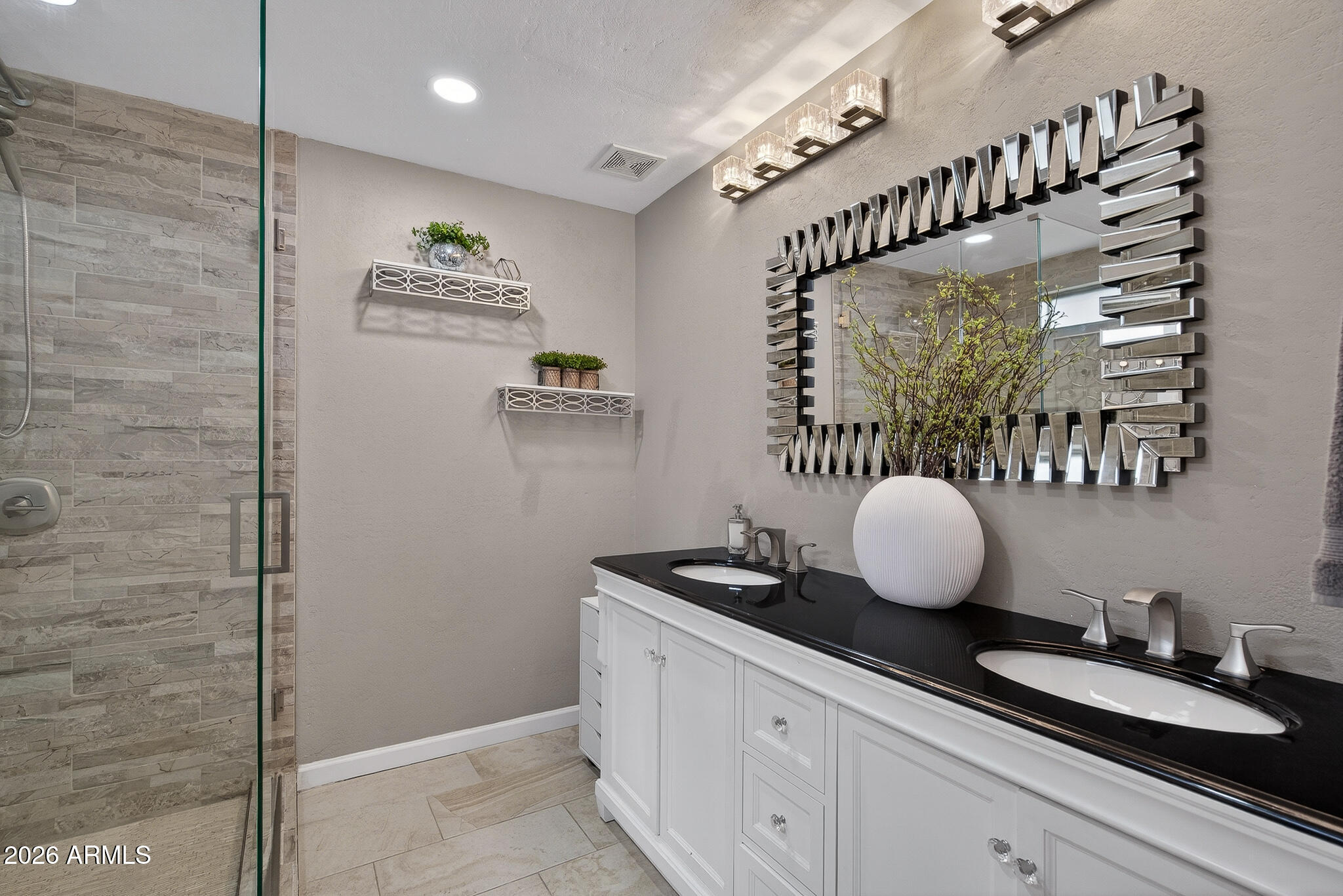 8526 W PIONEER Street