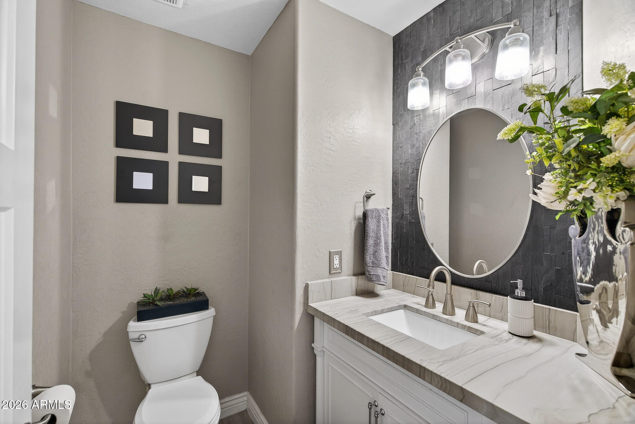 8526 W PIONEER Street