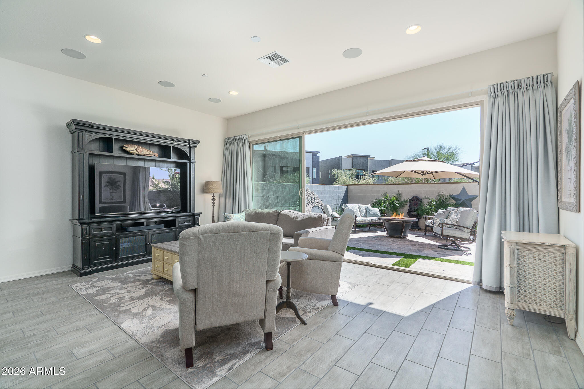 1963 W DESERT HOLLOW Drive