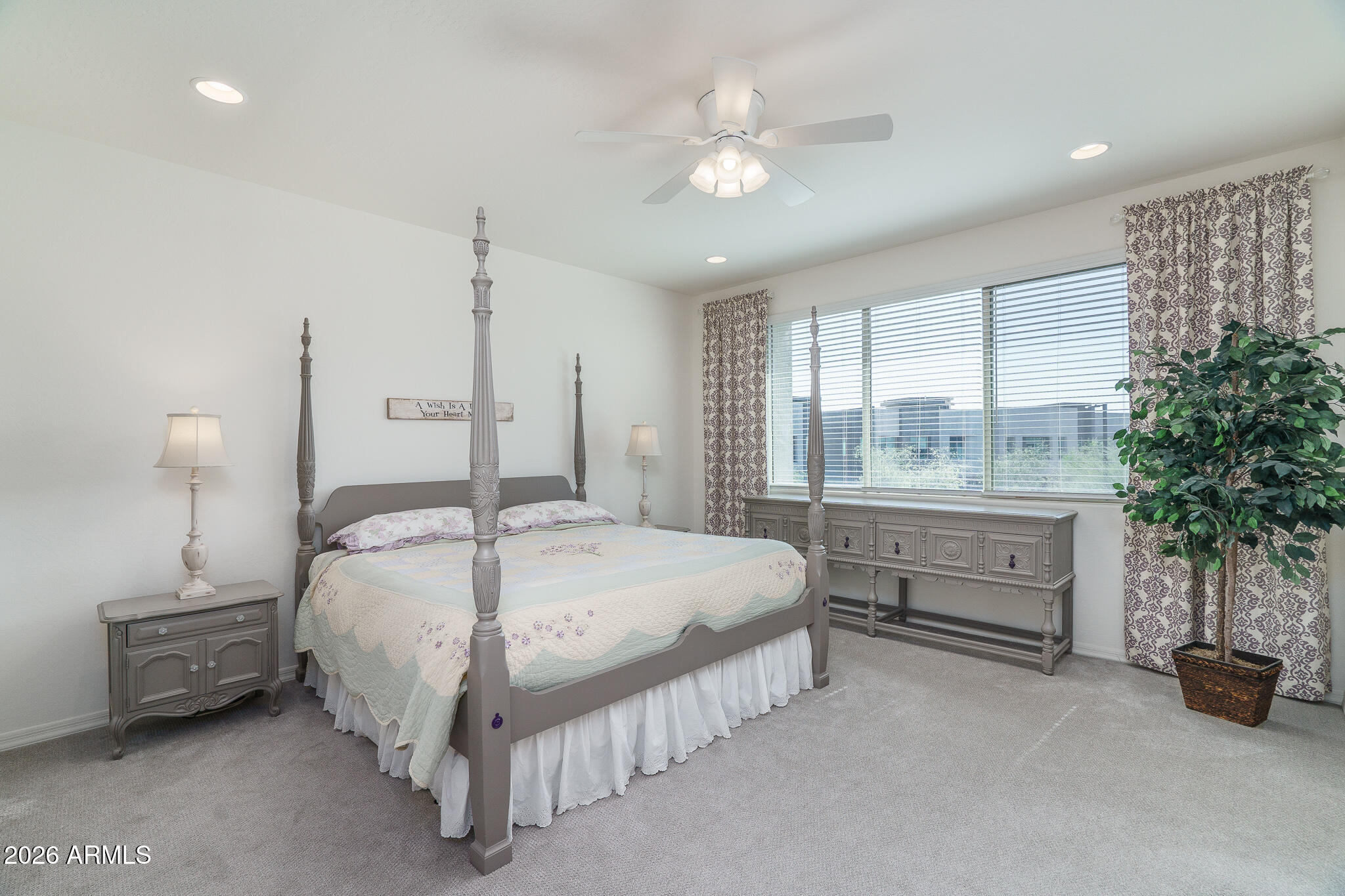 1963 W DESERT HOLLOW Drive