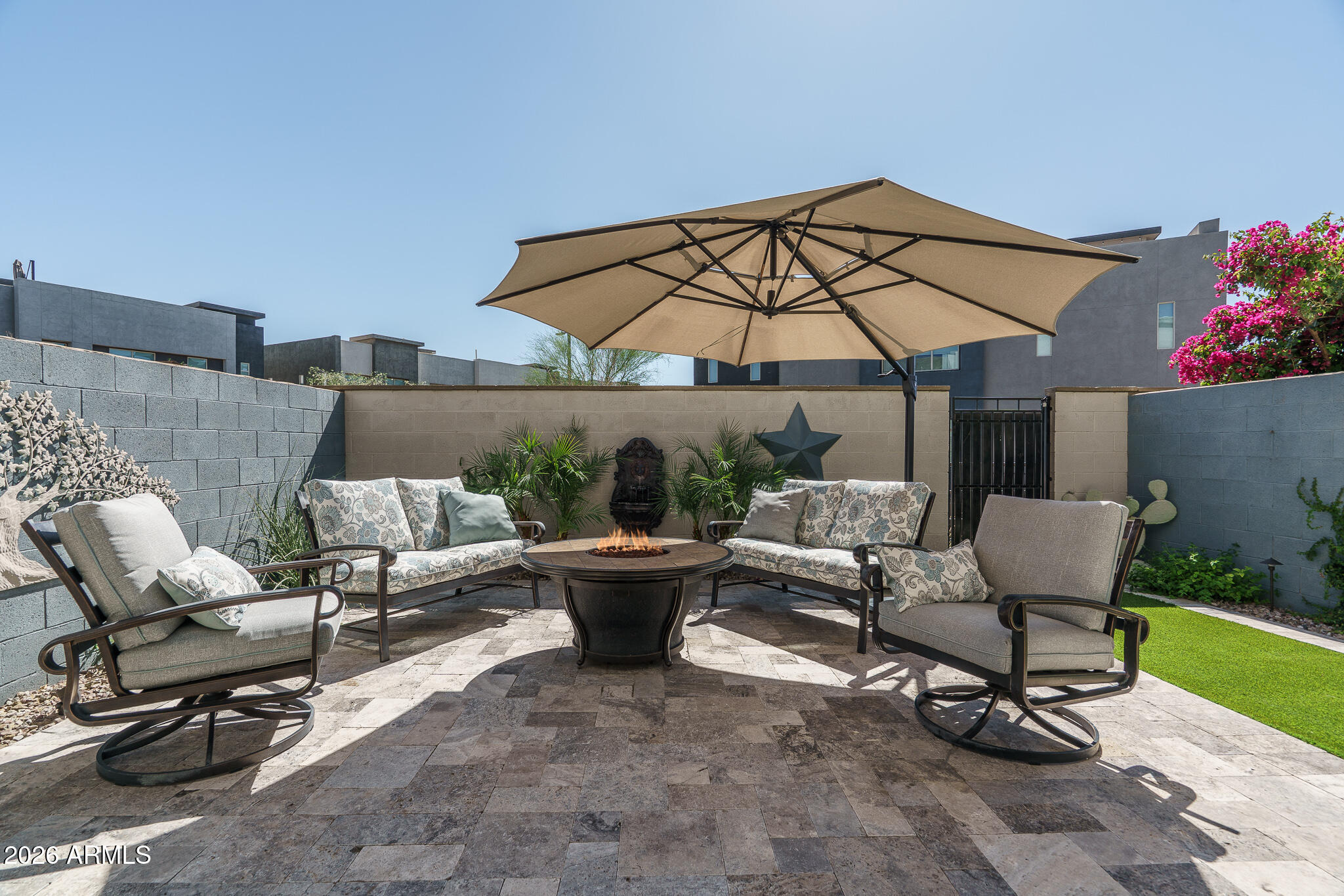 1963 W DESERT HOLLOW Drive