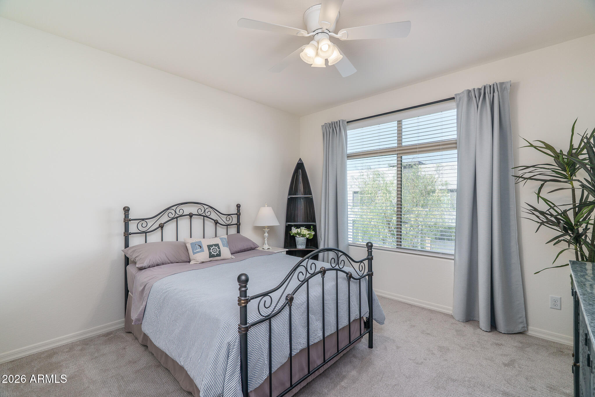 1963 W DESERT HOLLOW Drive