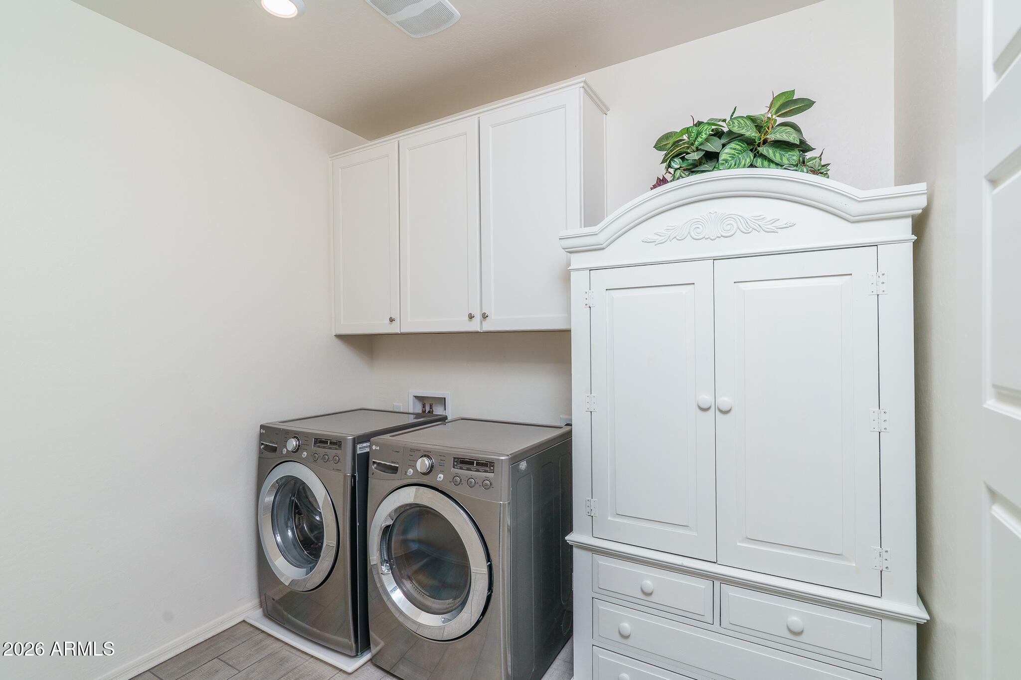 1963 W DESERT HOLLOW Drive