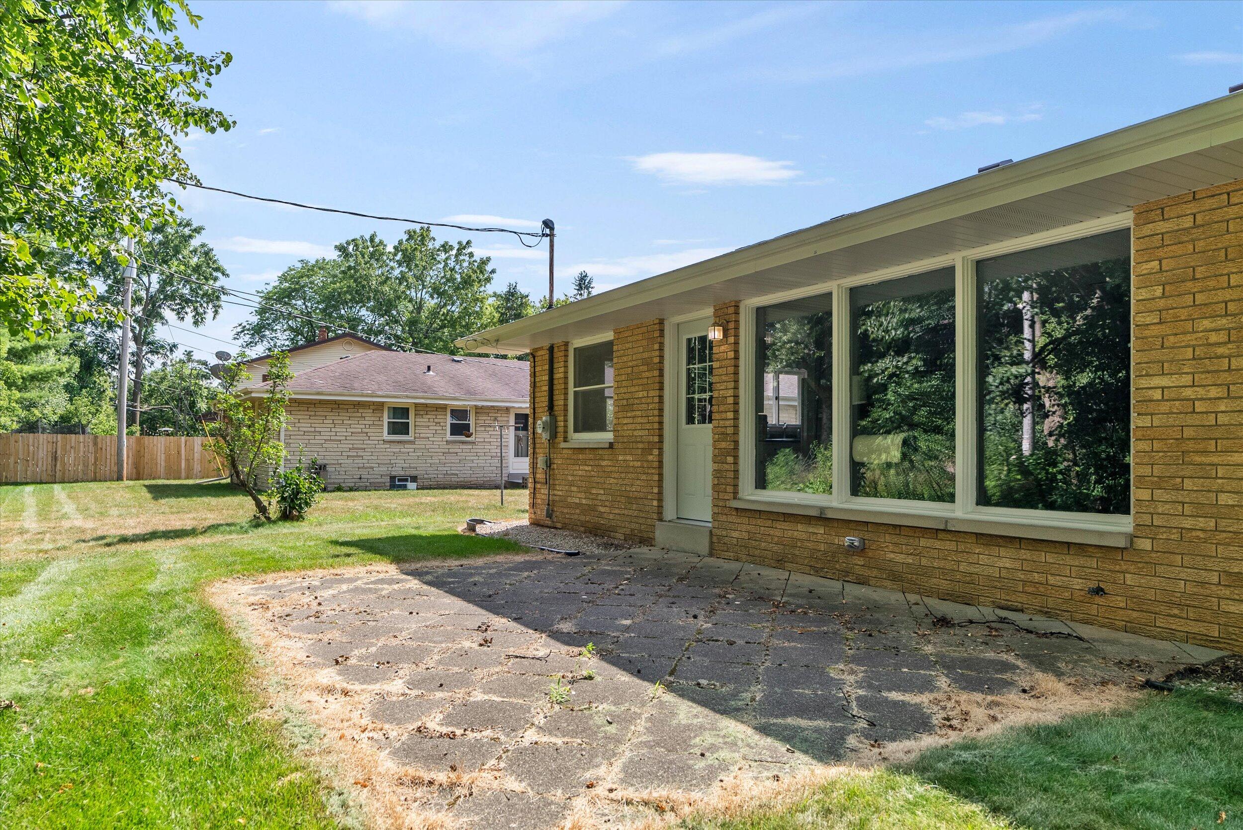 5600 S Denis Ct, Hales Corners