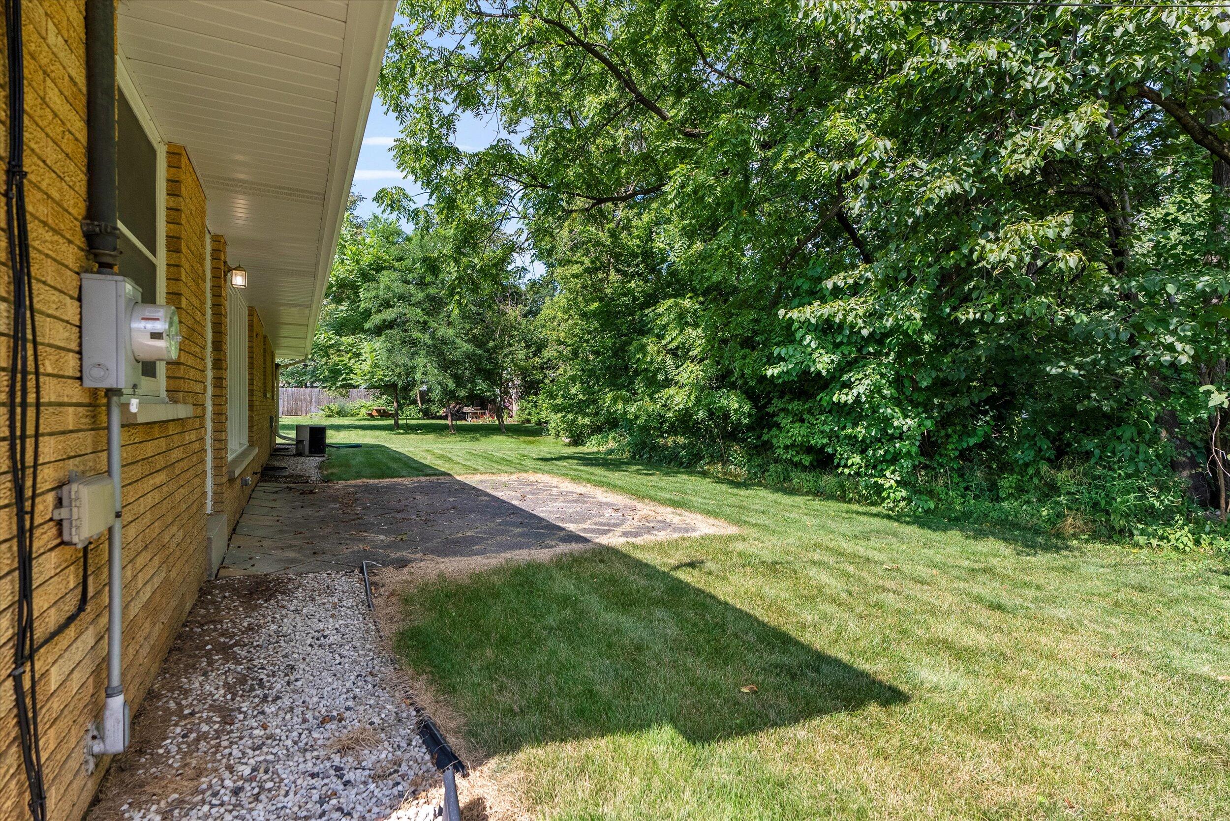 5600 S Denis Ct, Hales Corners