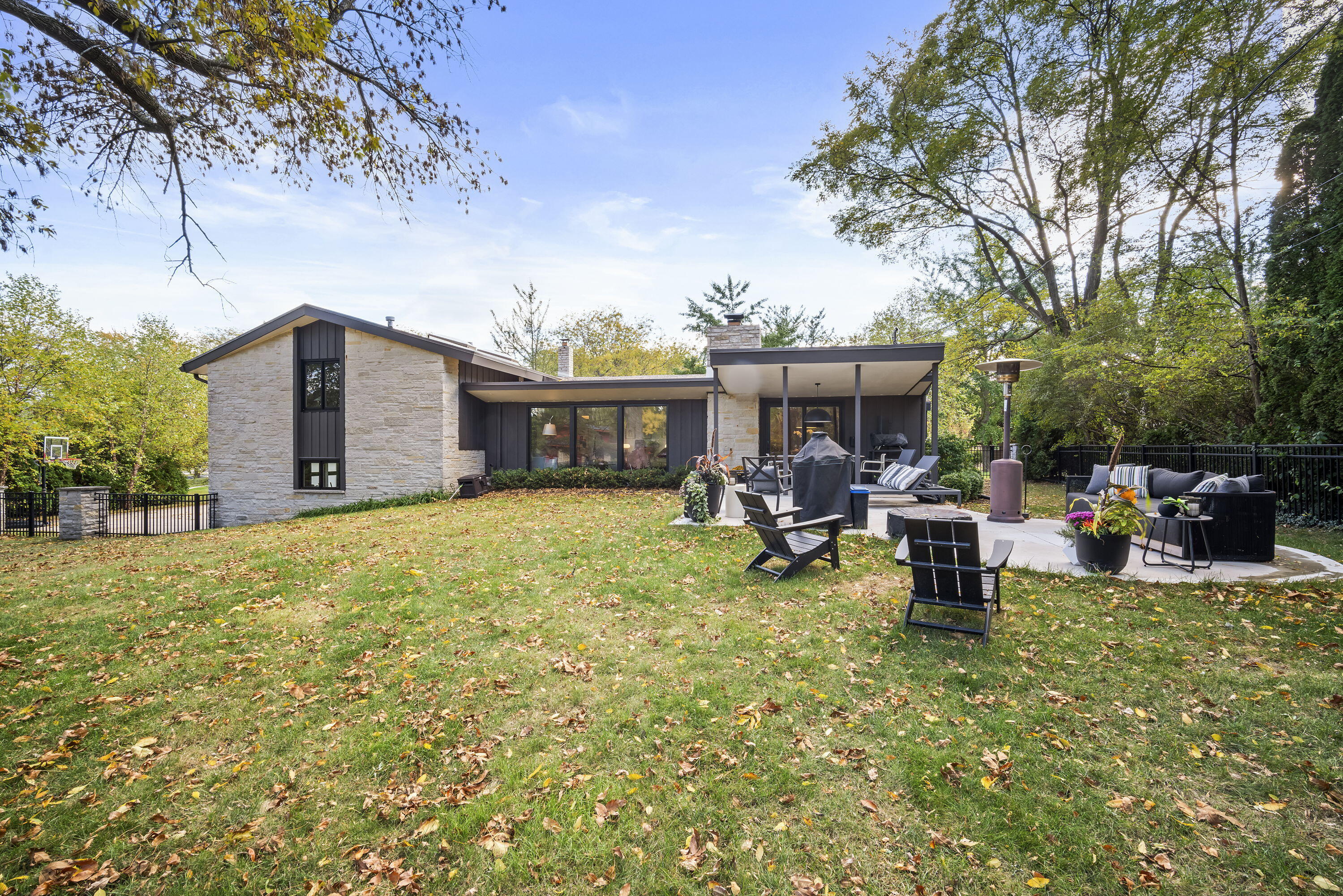 118 W Bergen Dr, Fox Point
