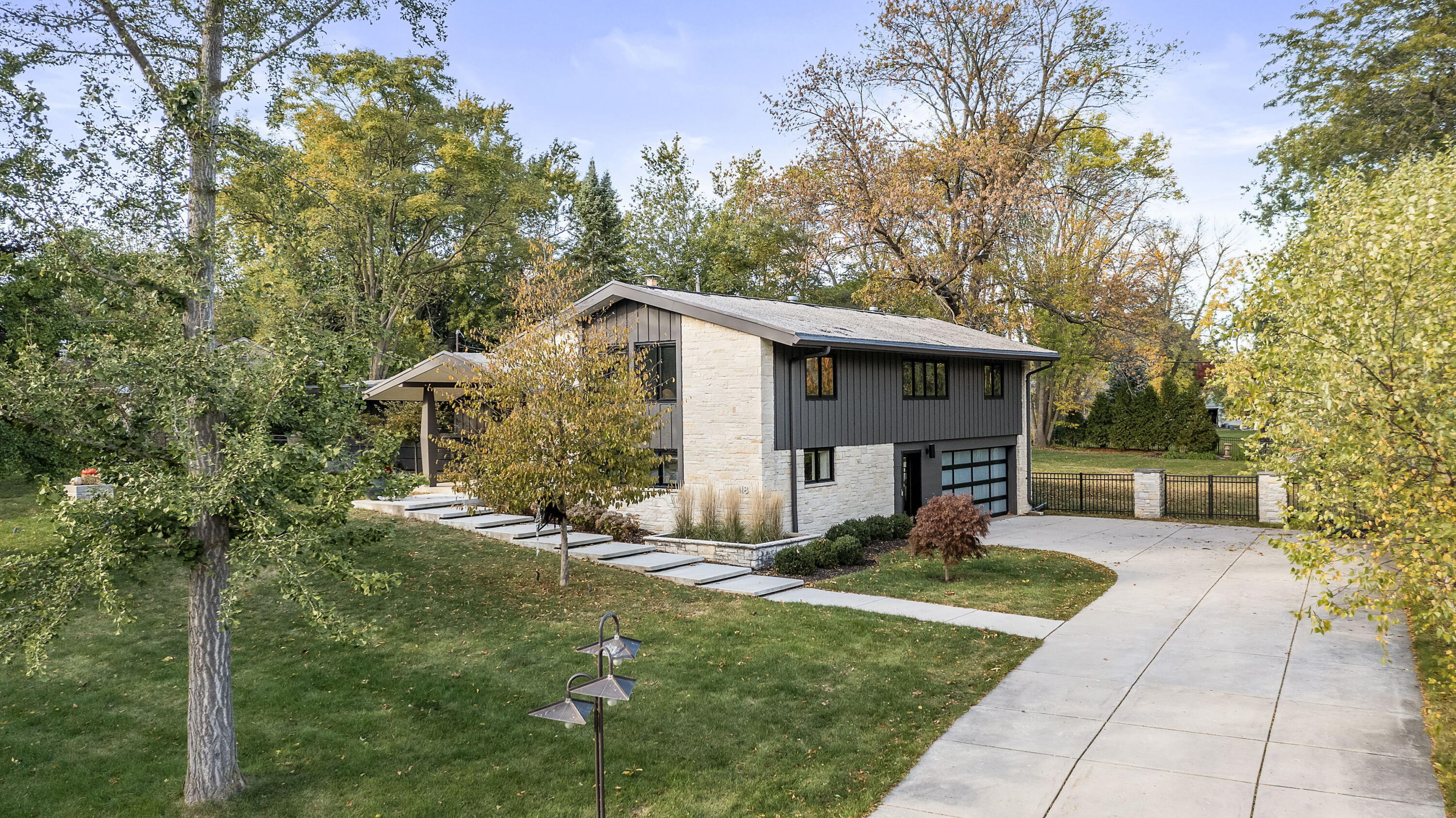 118 W Bergen Dr, Fox Point
