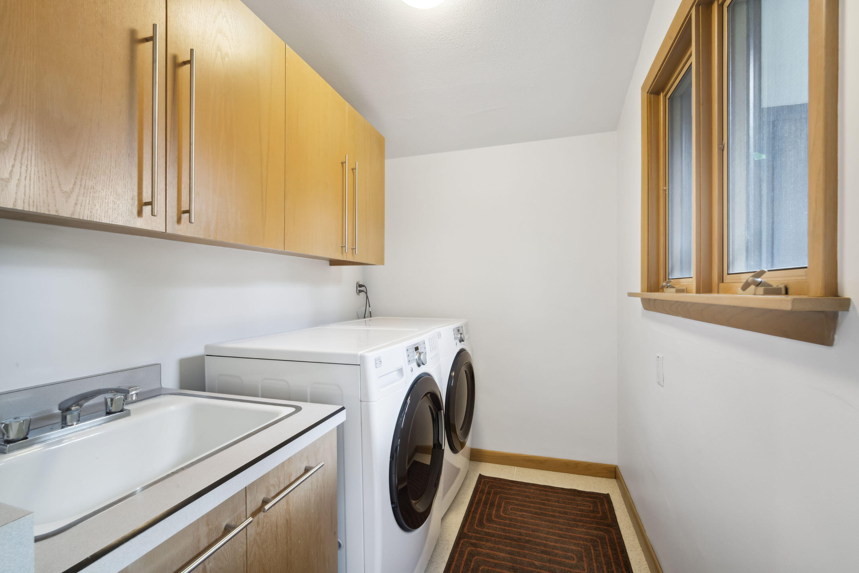 118 W Bergen Dr, Fox Point