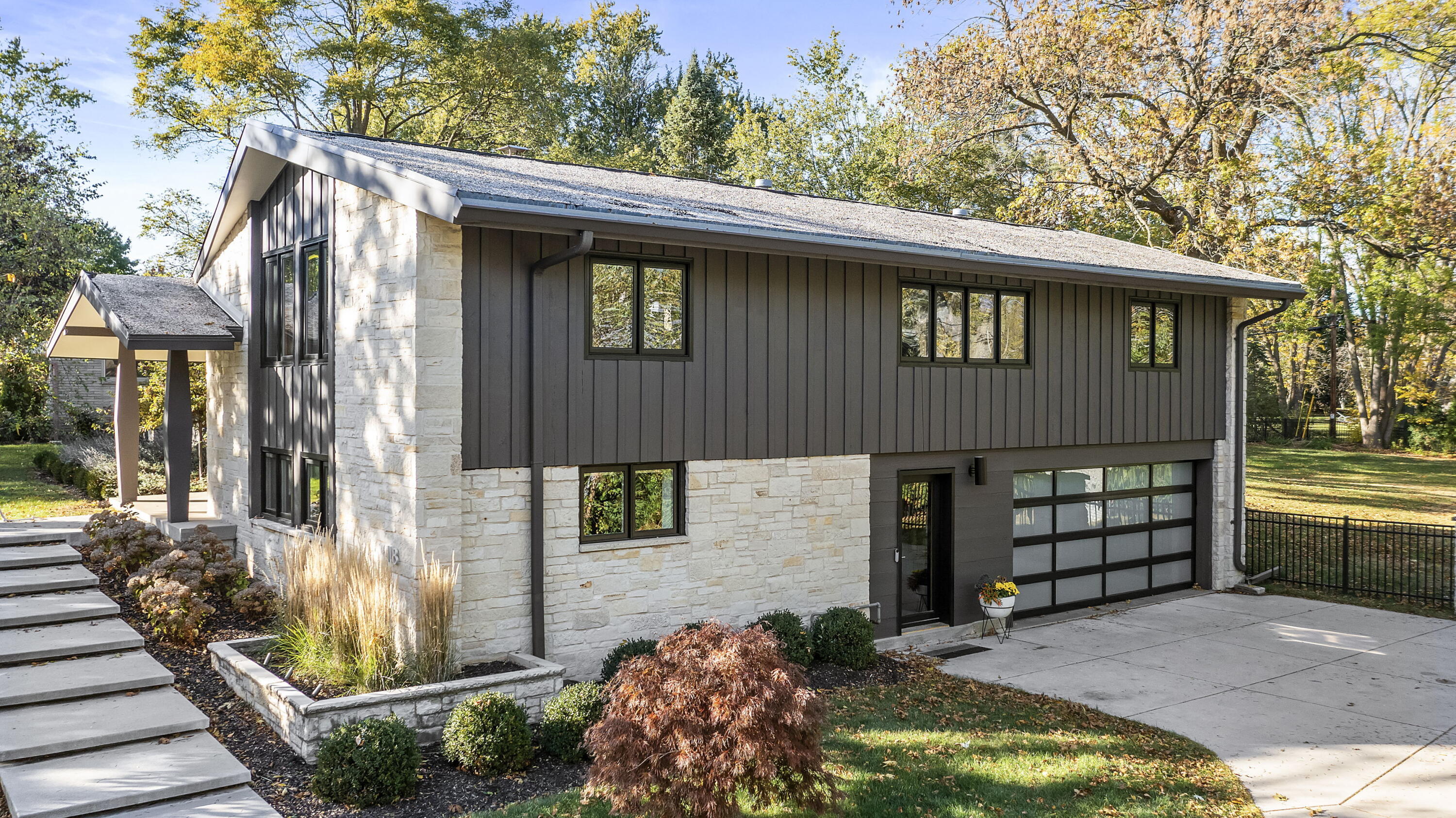 118 W Bergen Dr, Fox Point