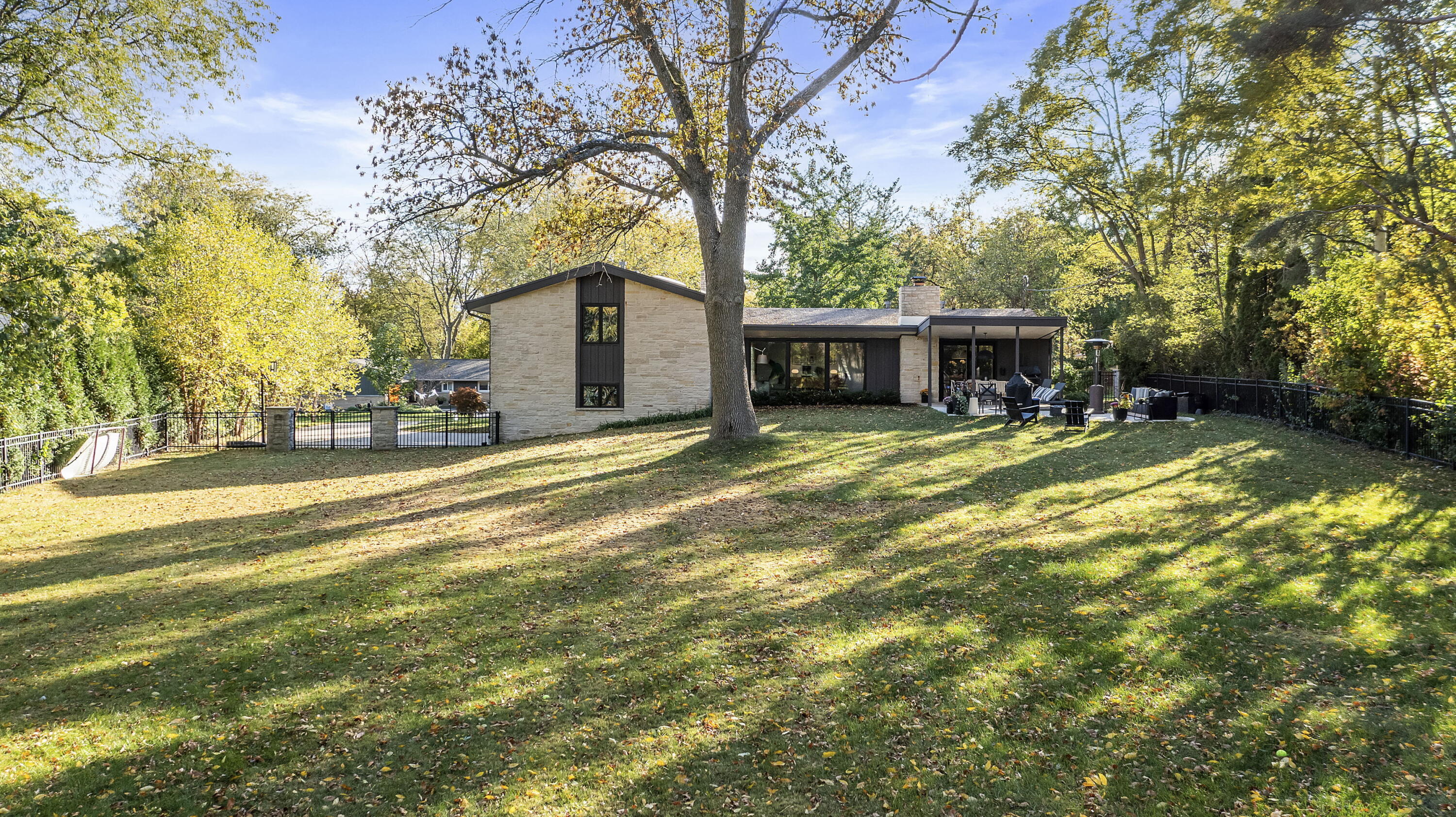118 W Bergen Dr, Fox Point