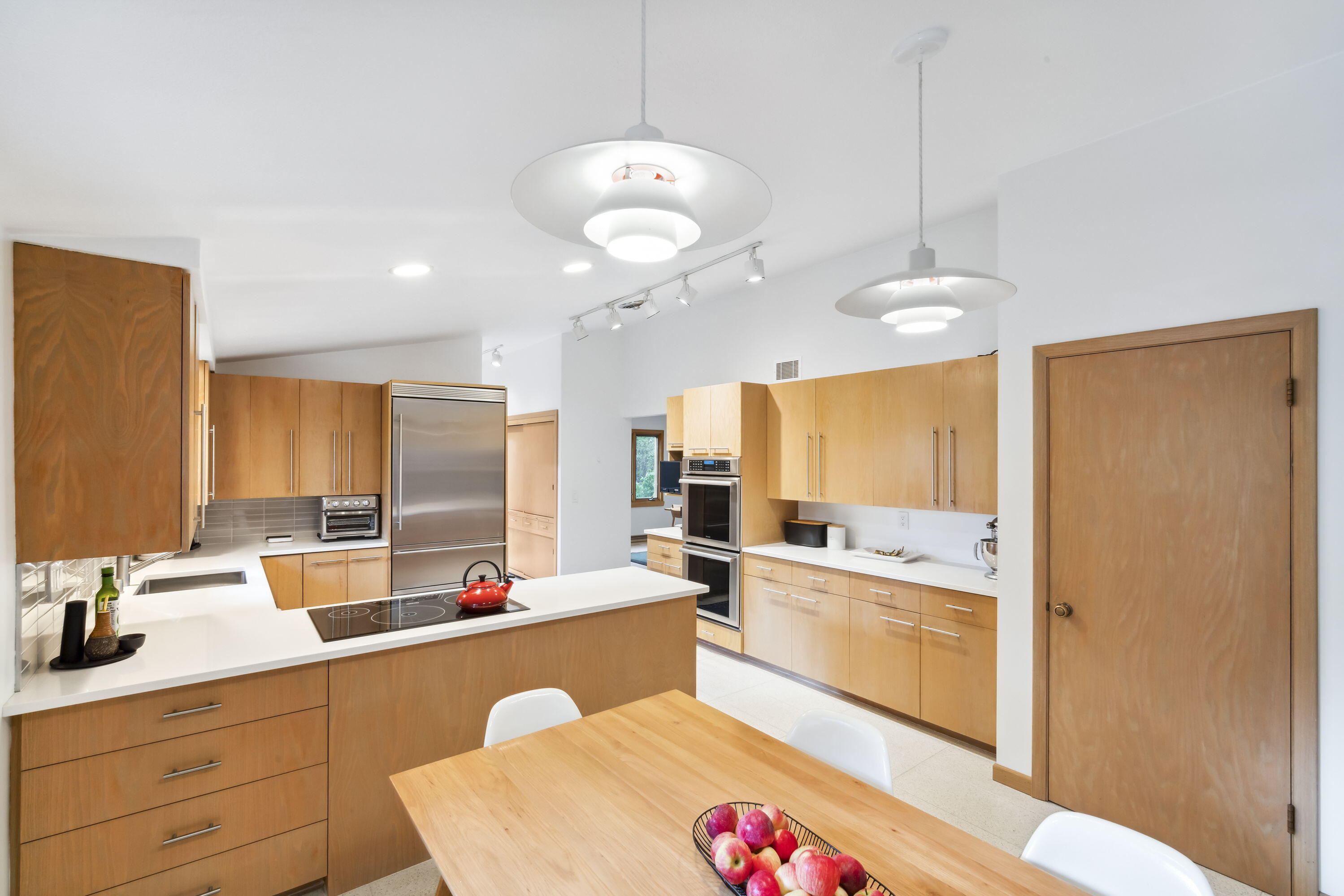 118 W Bergen Dr, Fox Point