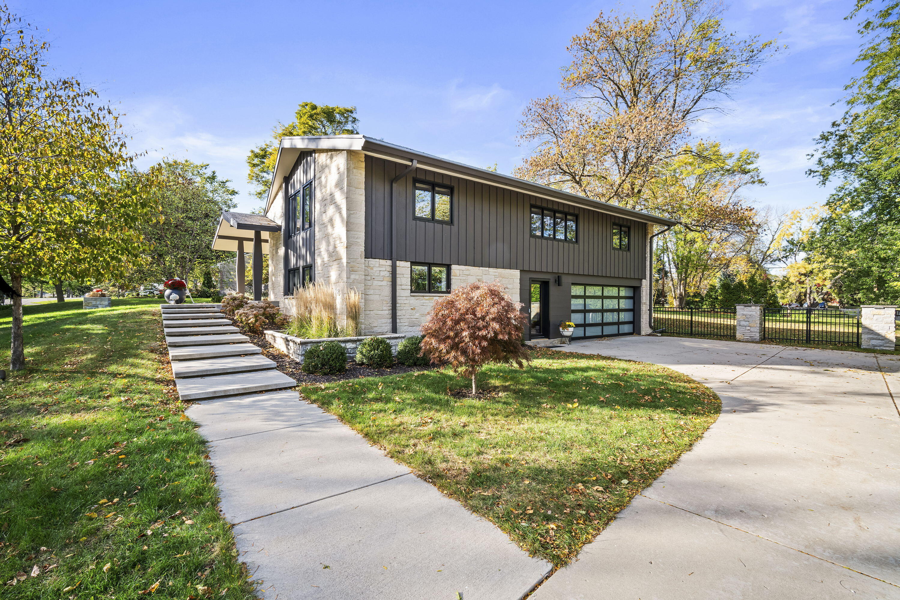 118 W Bergen Dr, Fox Point