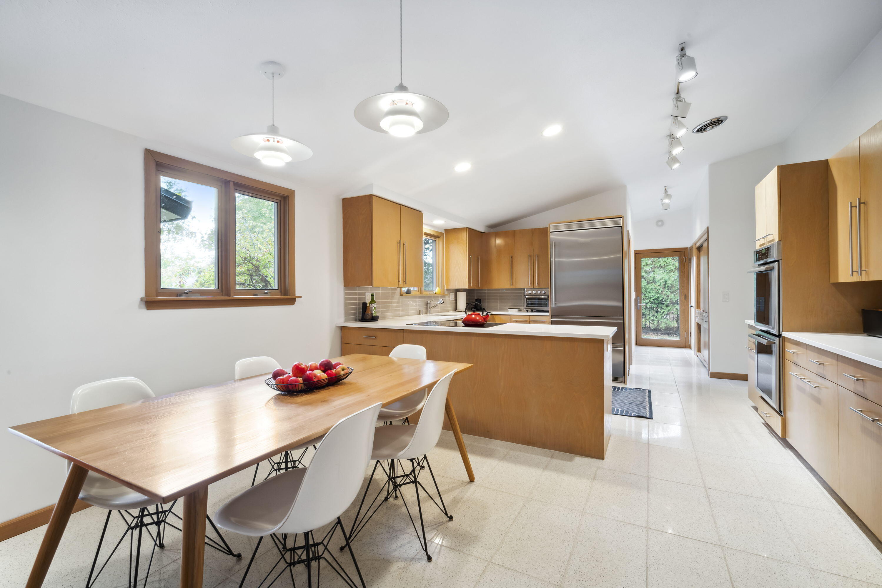 118 W Bergen Dr, Fox Point