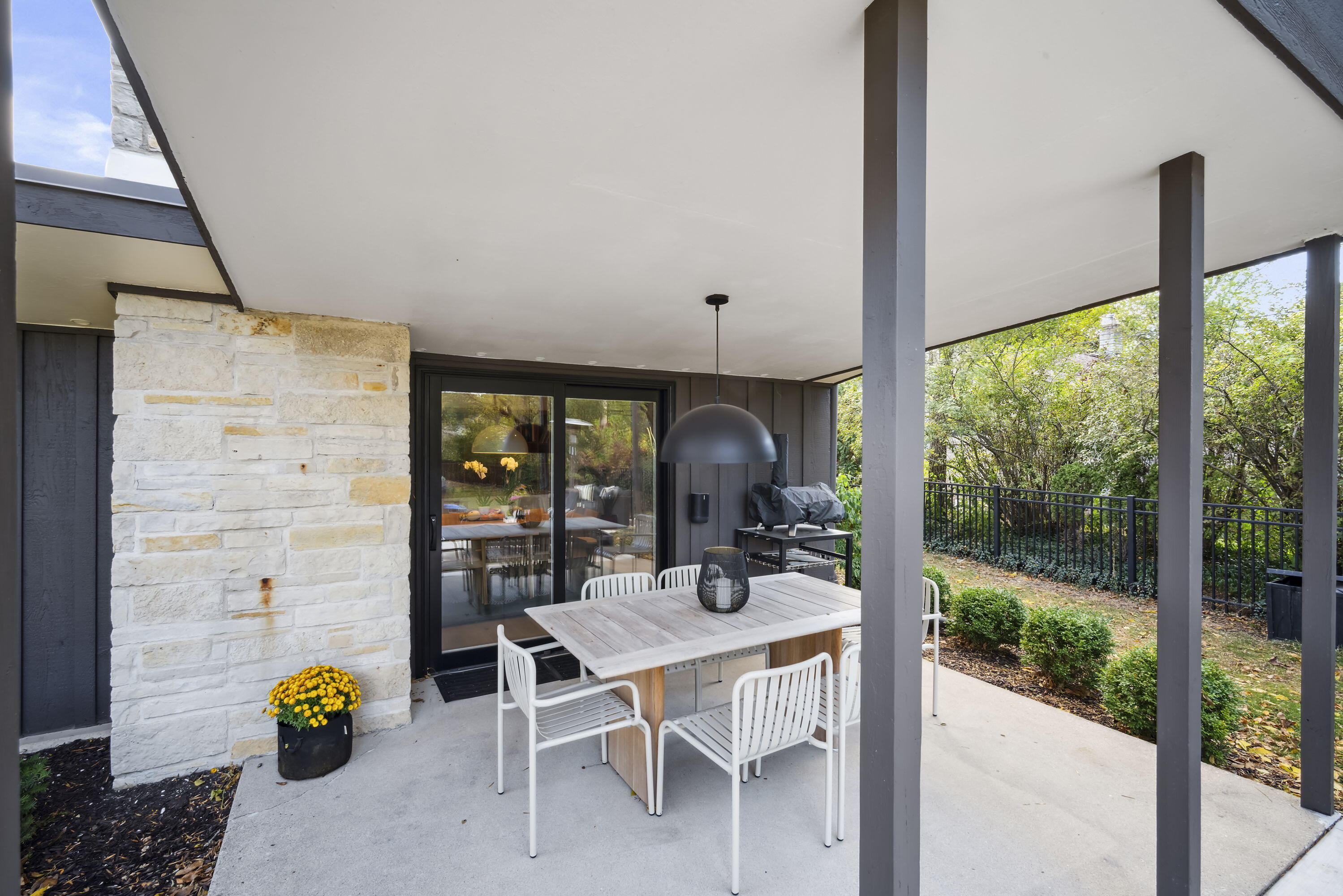 118 W Bergen Dr, Fox Point