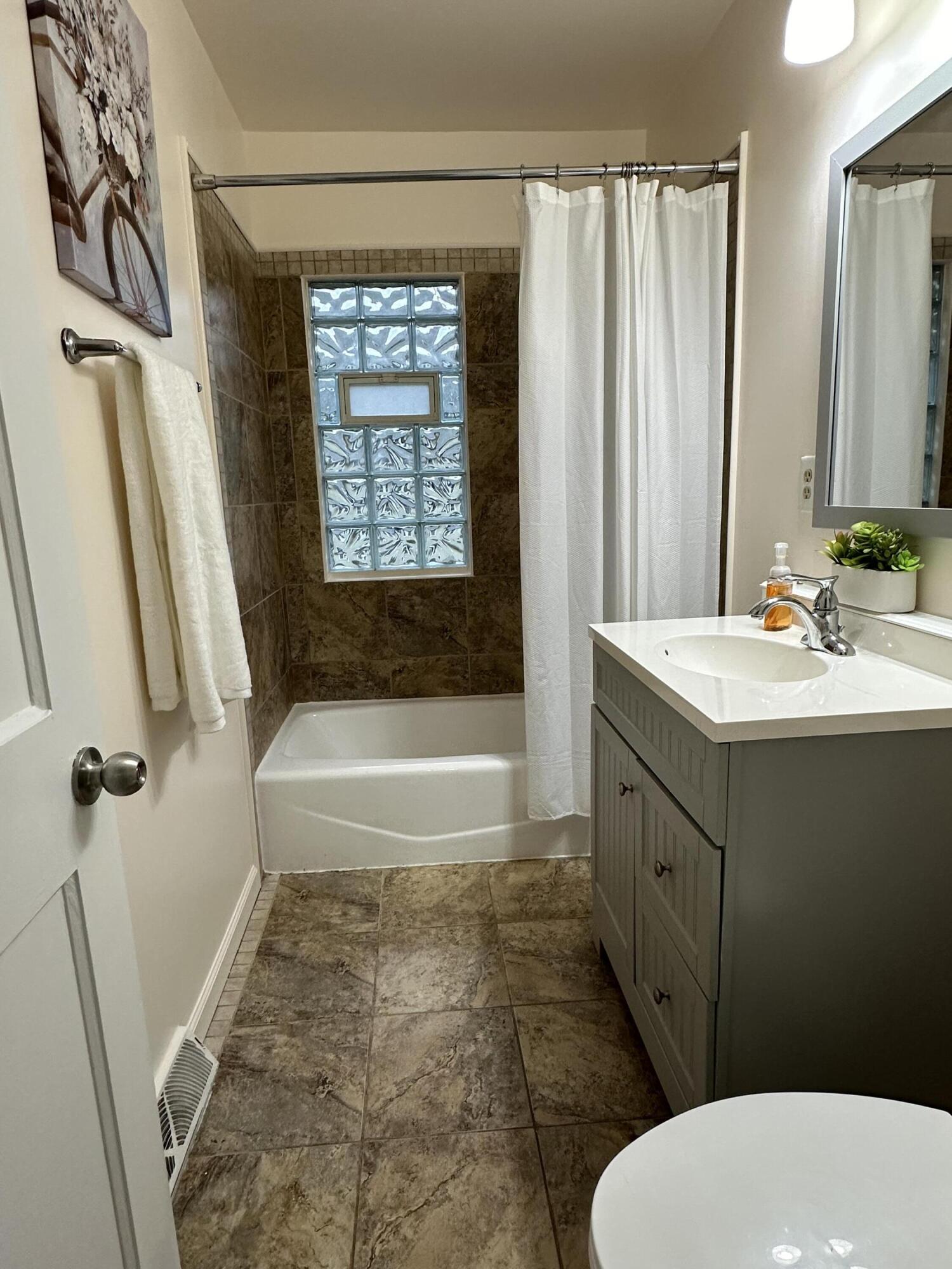 2243 N 72nd St, 2243A, Wauwatosa