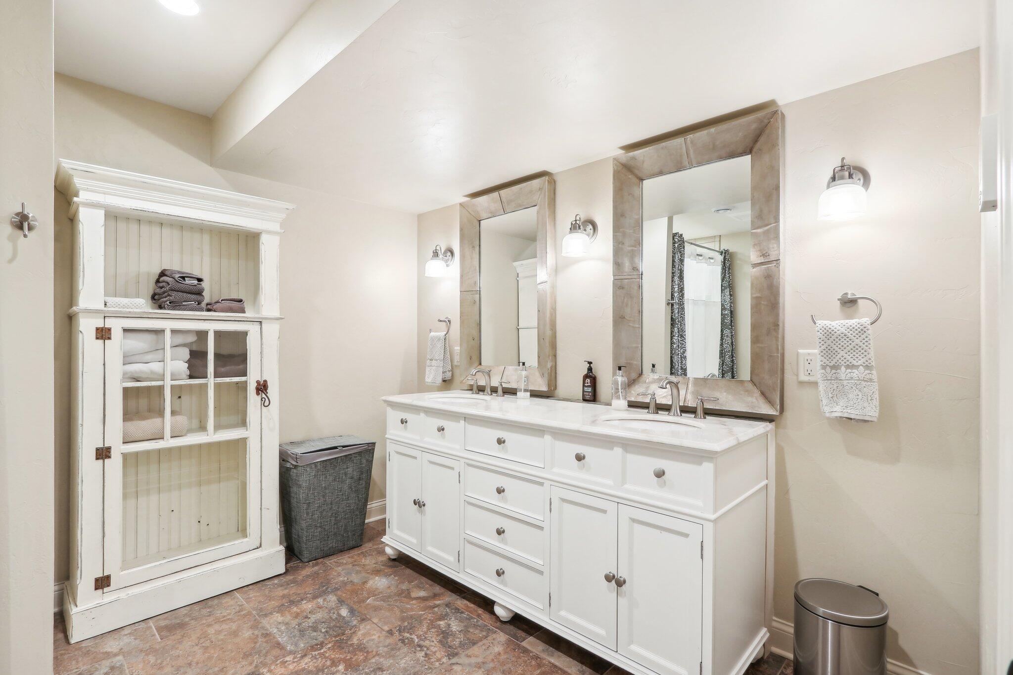 251 Hillside Dr, Oconomowoc