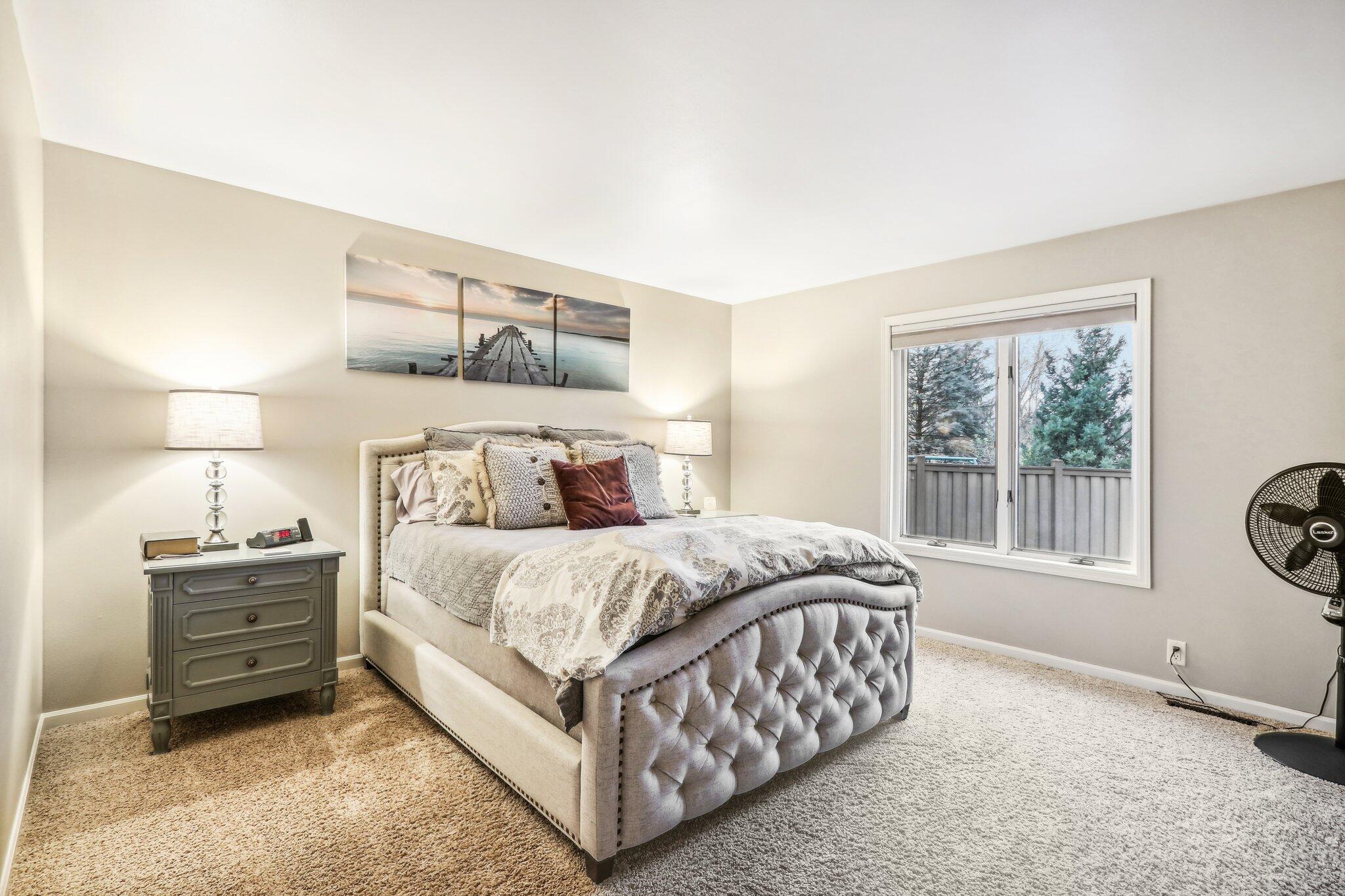 251 Hillside Dr, Oconomowoc