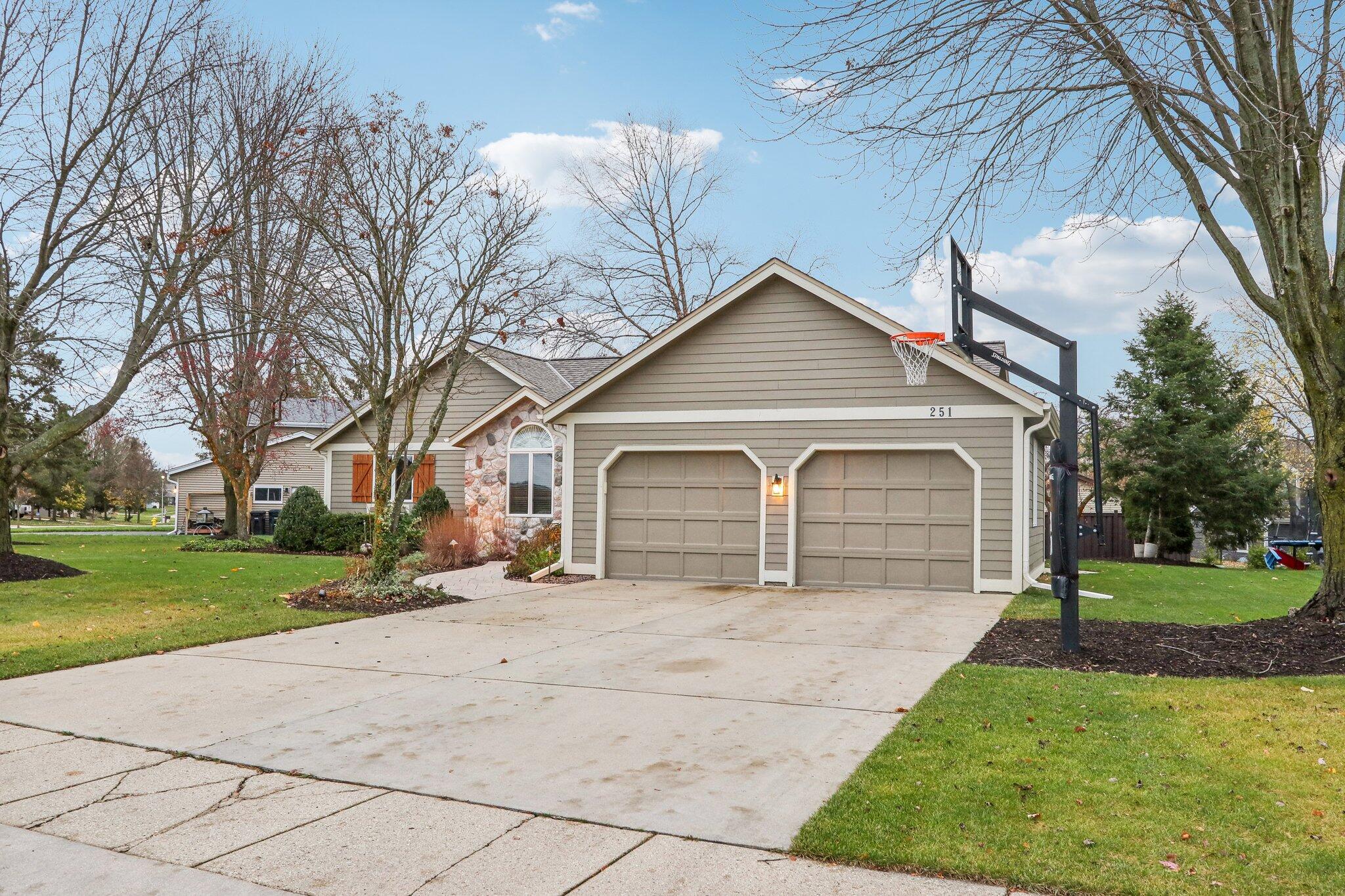 251 Hillside Dr, Oconomowoc