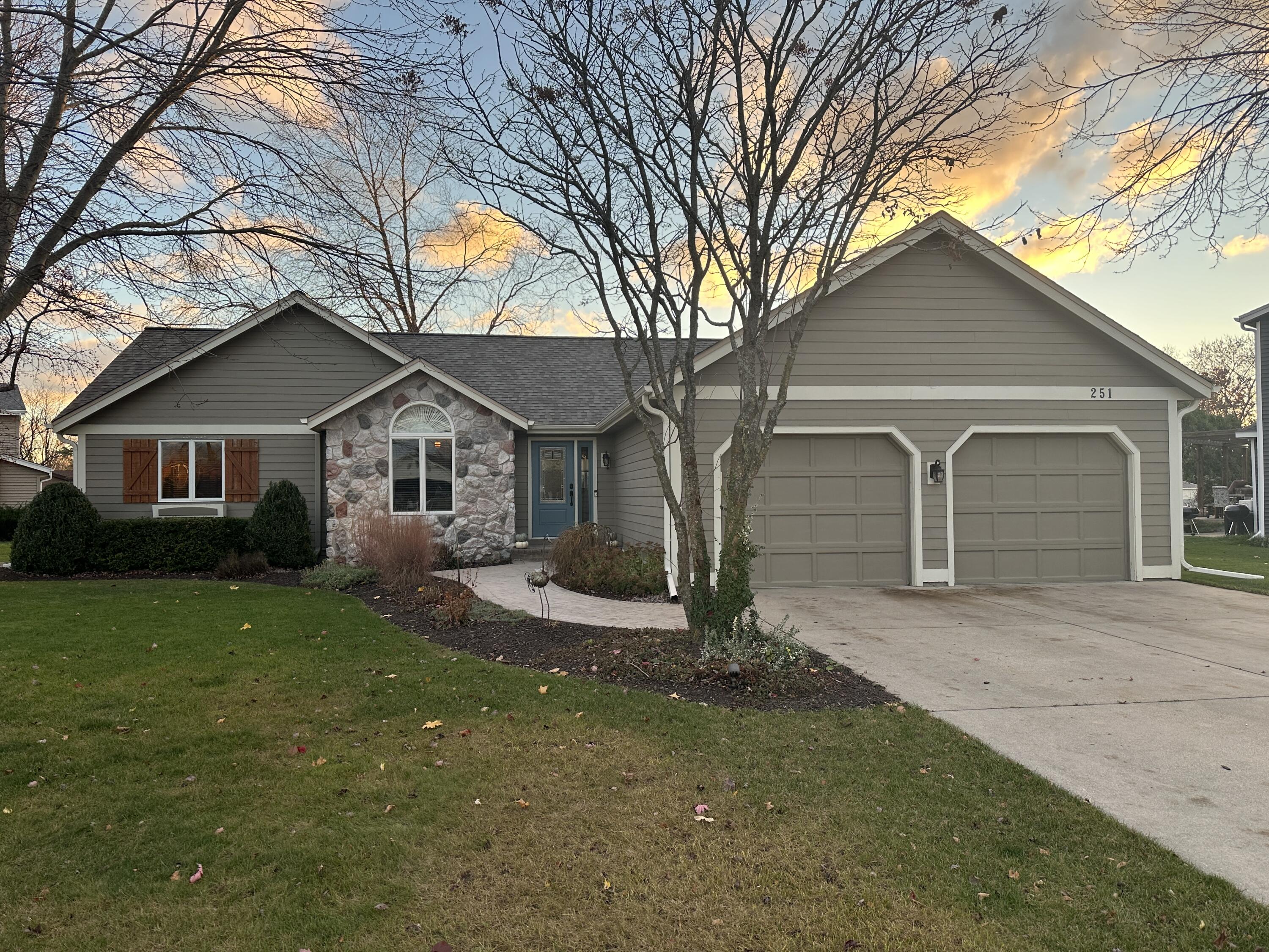 251 Hillside Dr, Oconomowoc