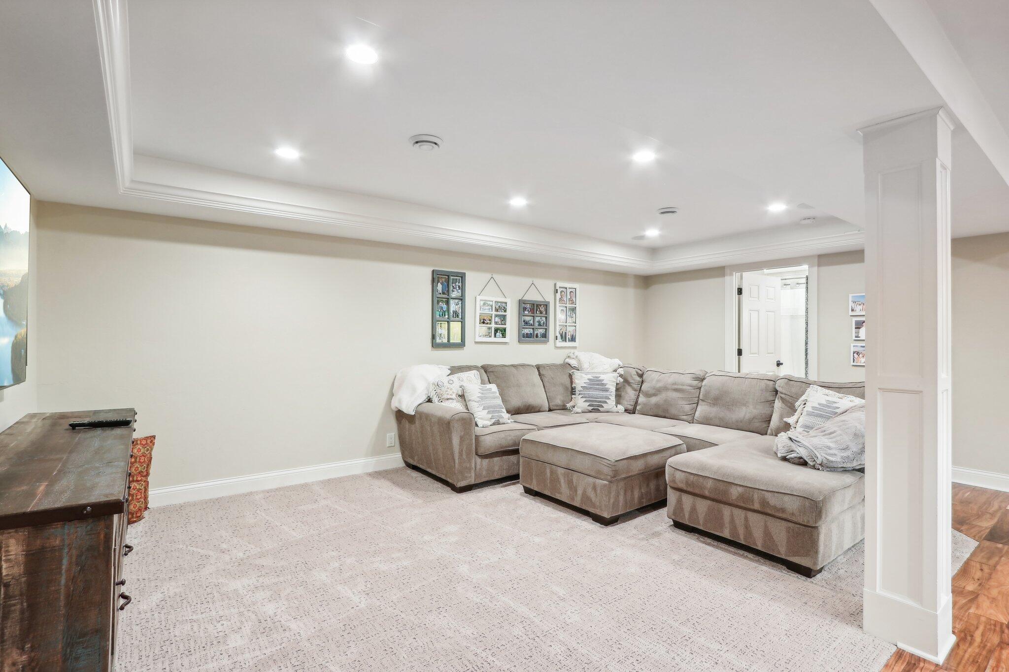 251 Hillside Dr, Oconomowoc