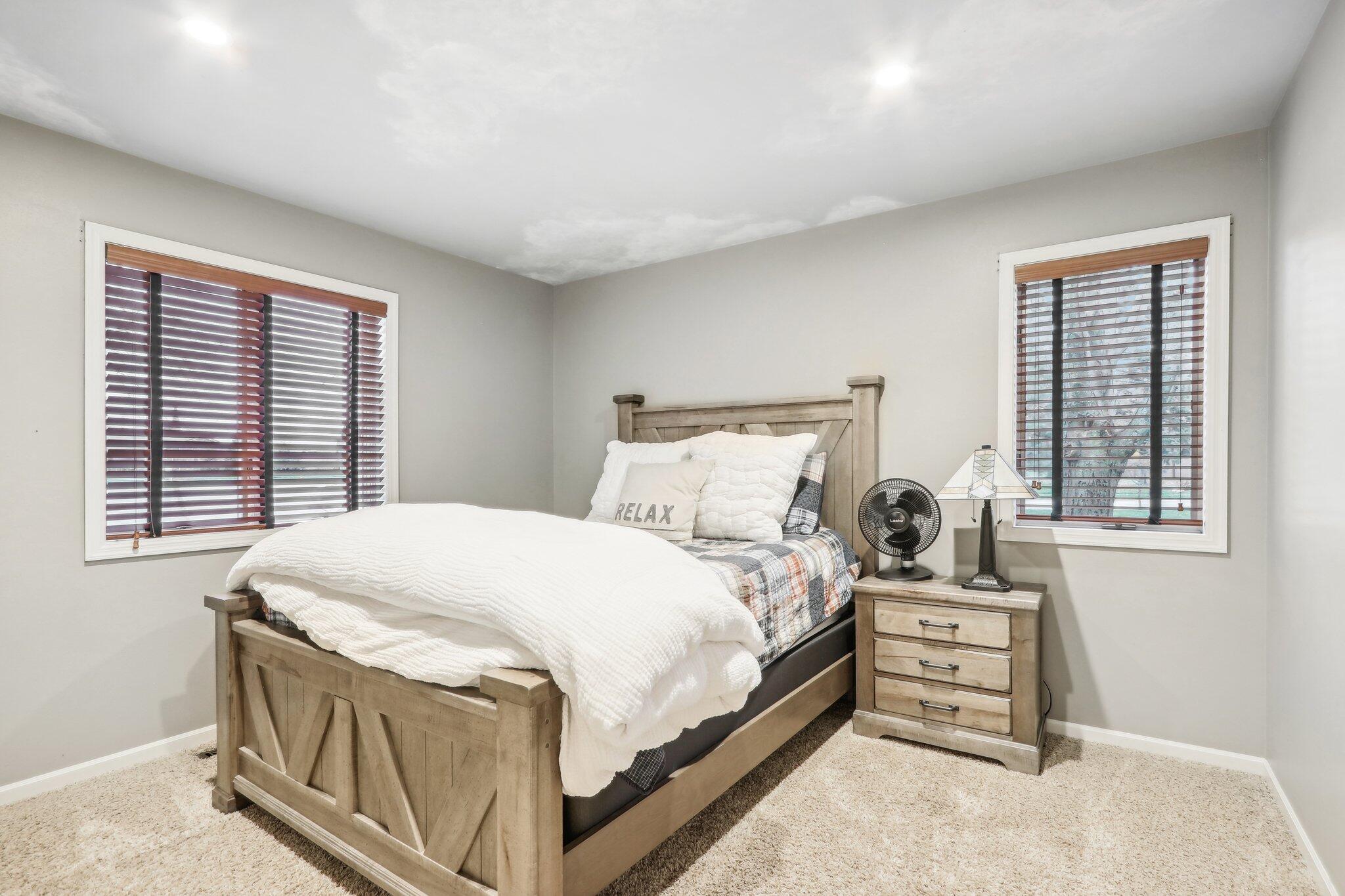 251 Hillside Dr, Oconomowoc
