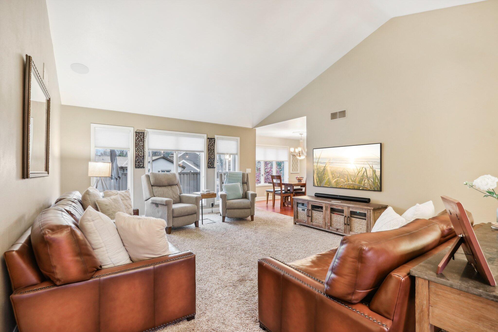 251 Hillside Dr, Oconomowoc
