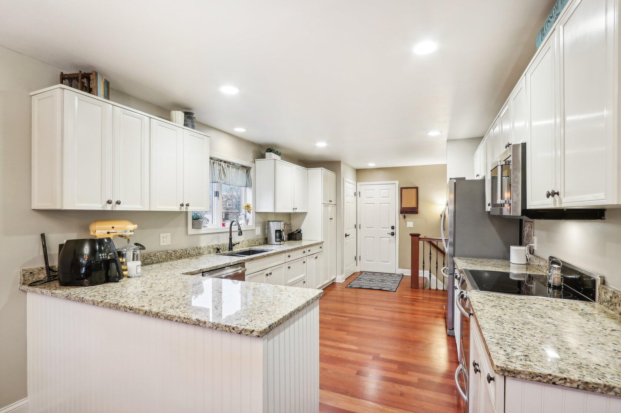 251 Hillside Dr, Oconomowoc