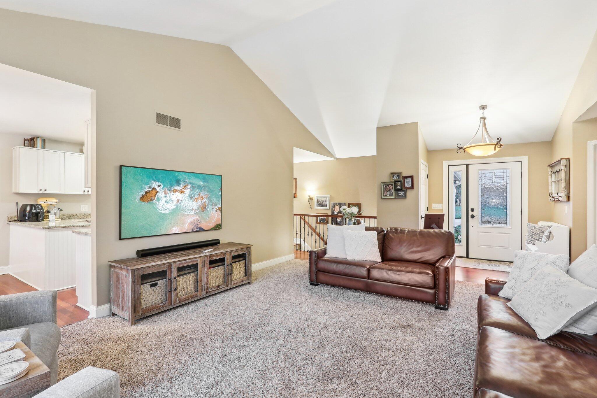 251 Hillside Dr, Oconomowoc