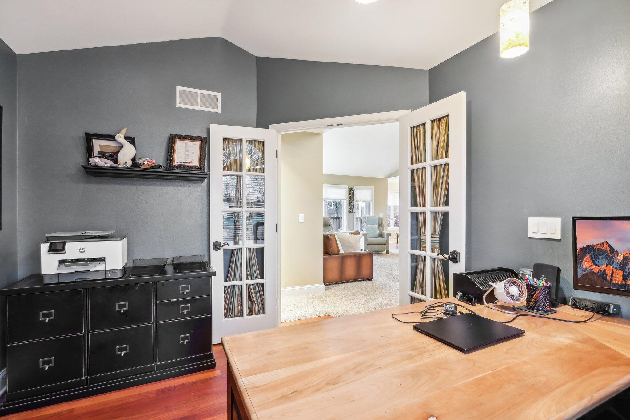 251 Hillside Dr, Oconomowoc