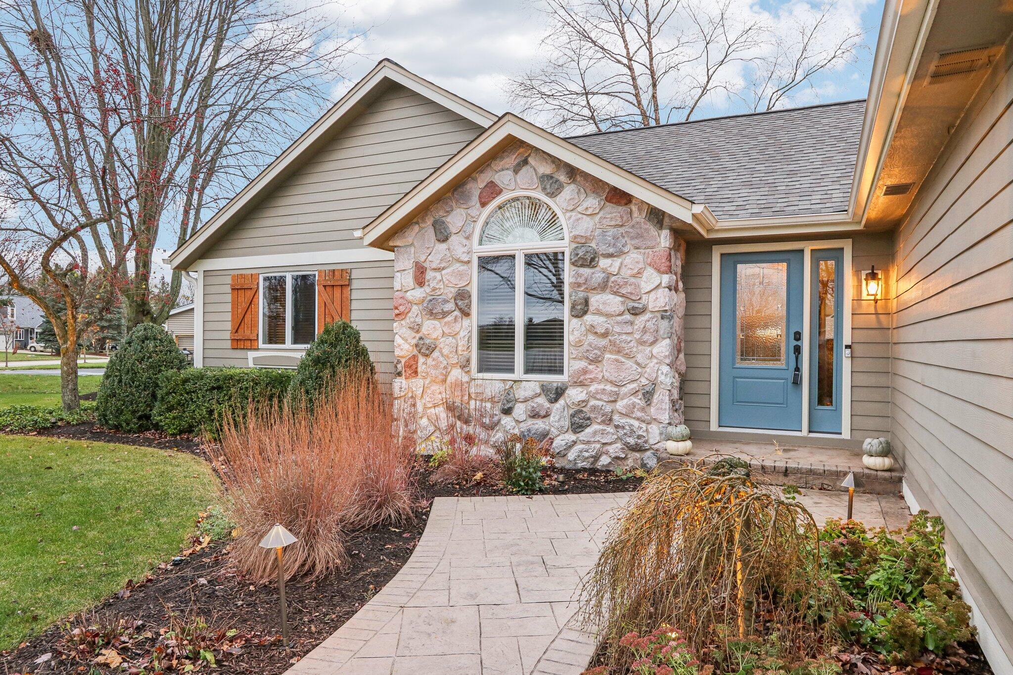 251 Hillside Dr, Oconomowoc