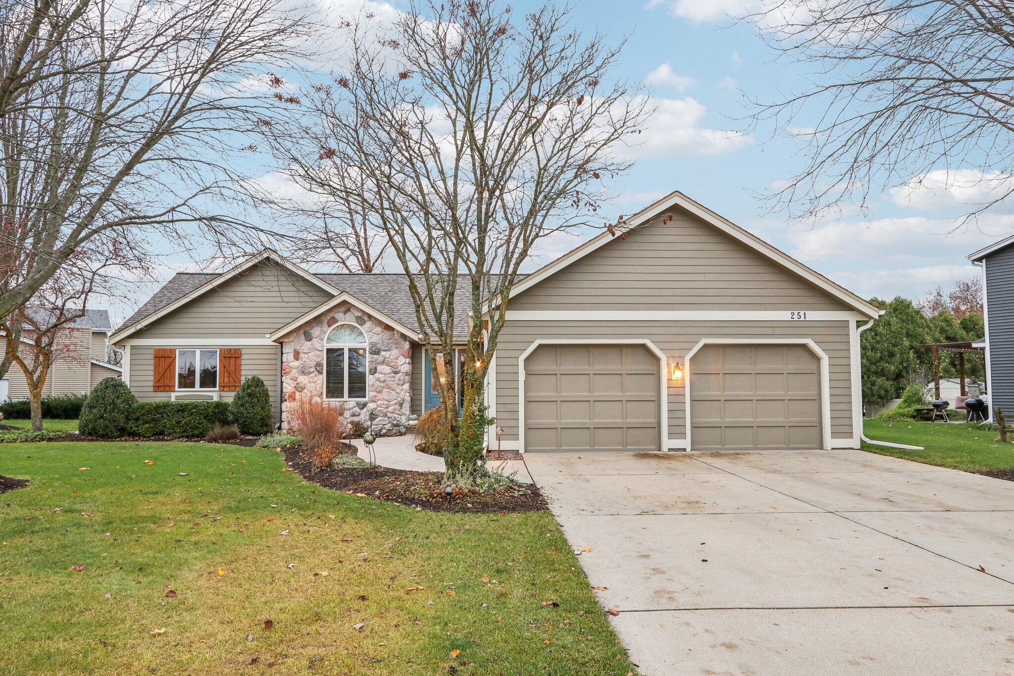 251 Hillside Dr, Oconomowoc