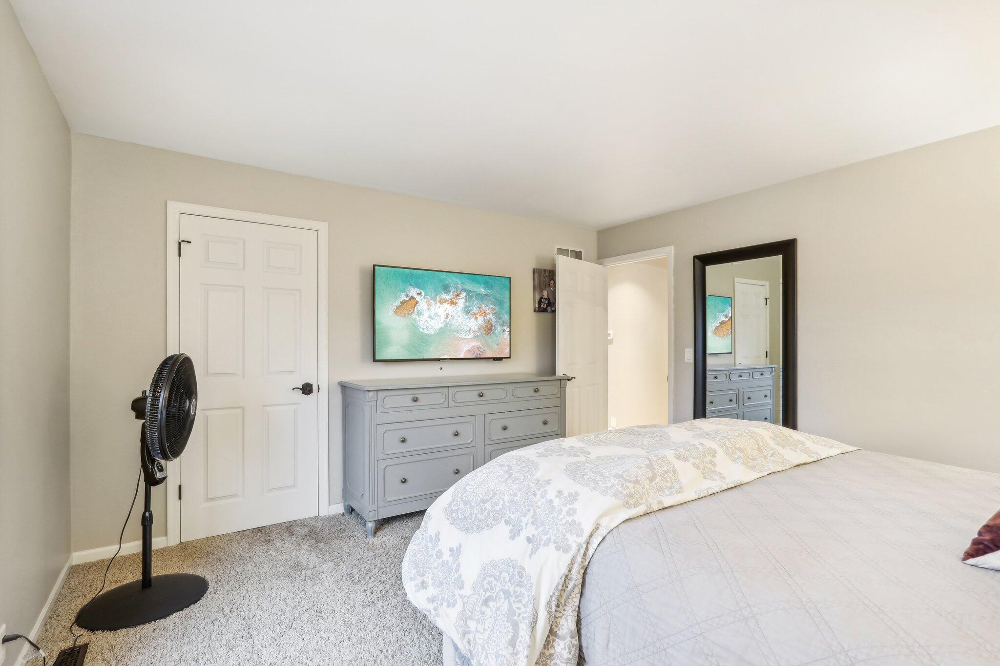 251 Hillside Dr, Oconomowoc