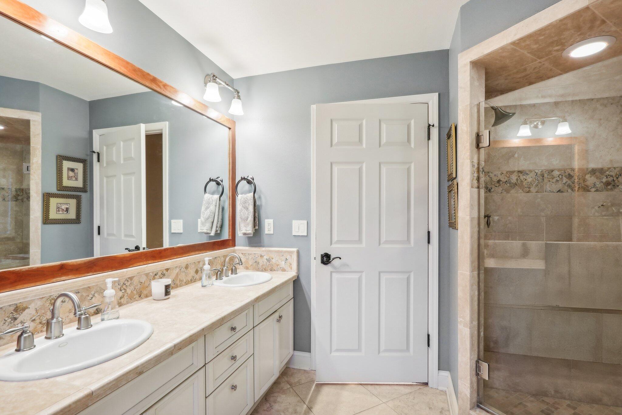 251 Hillside Dr, Oconomowoc
