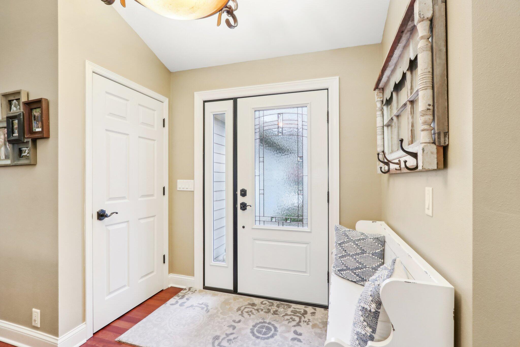 251 Hillside Dr, Oconomowoc