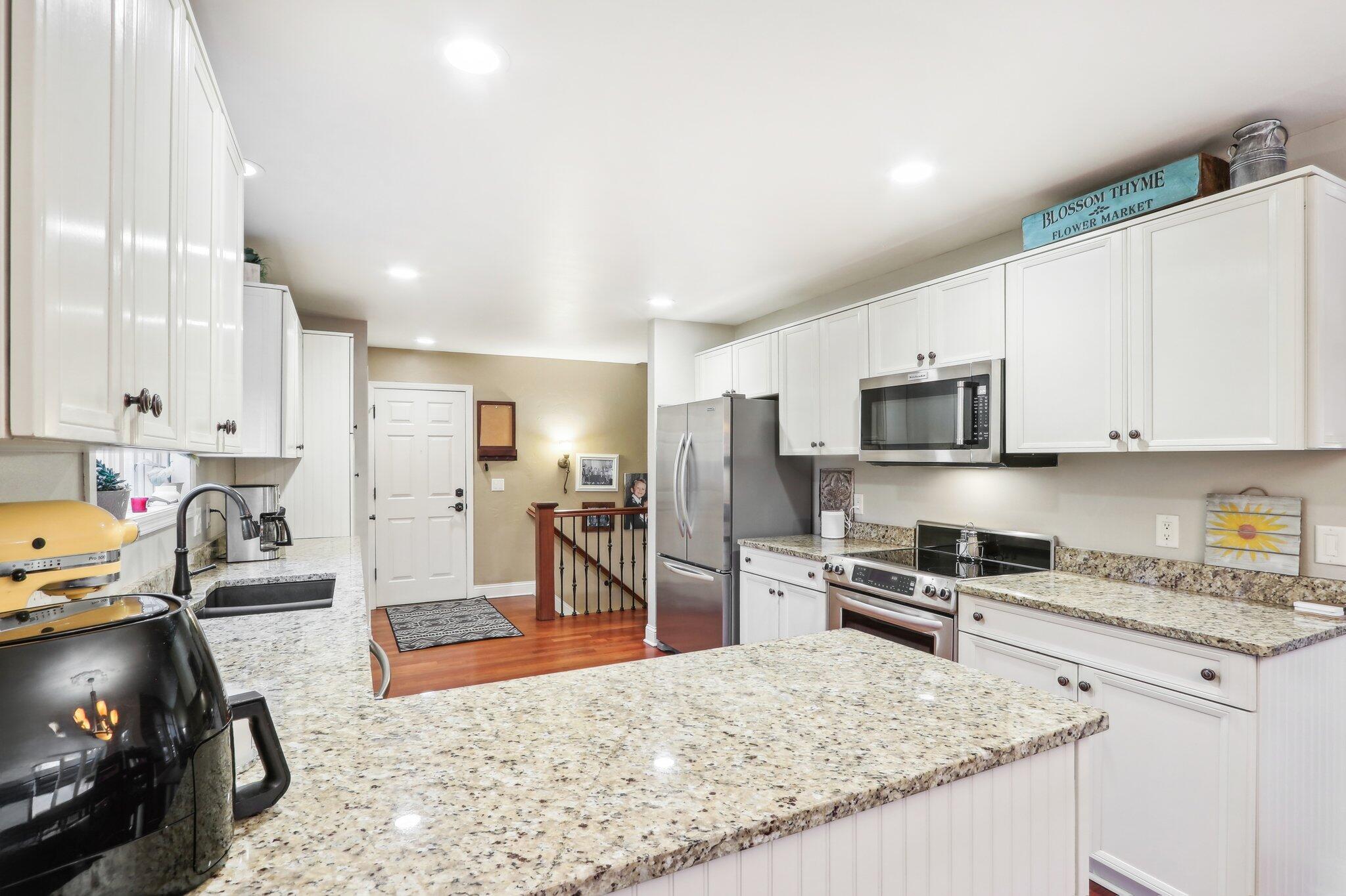 251 Hillside Dr, Oconomowoc