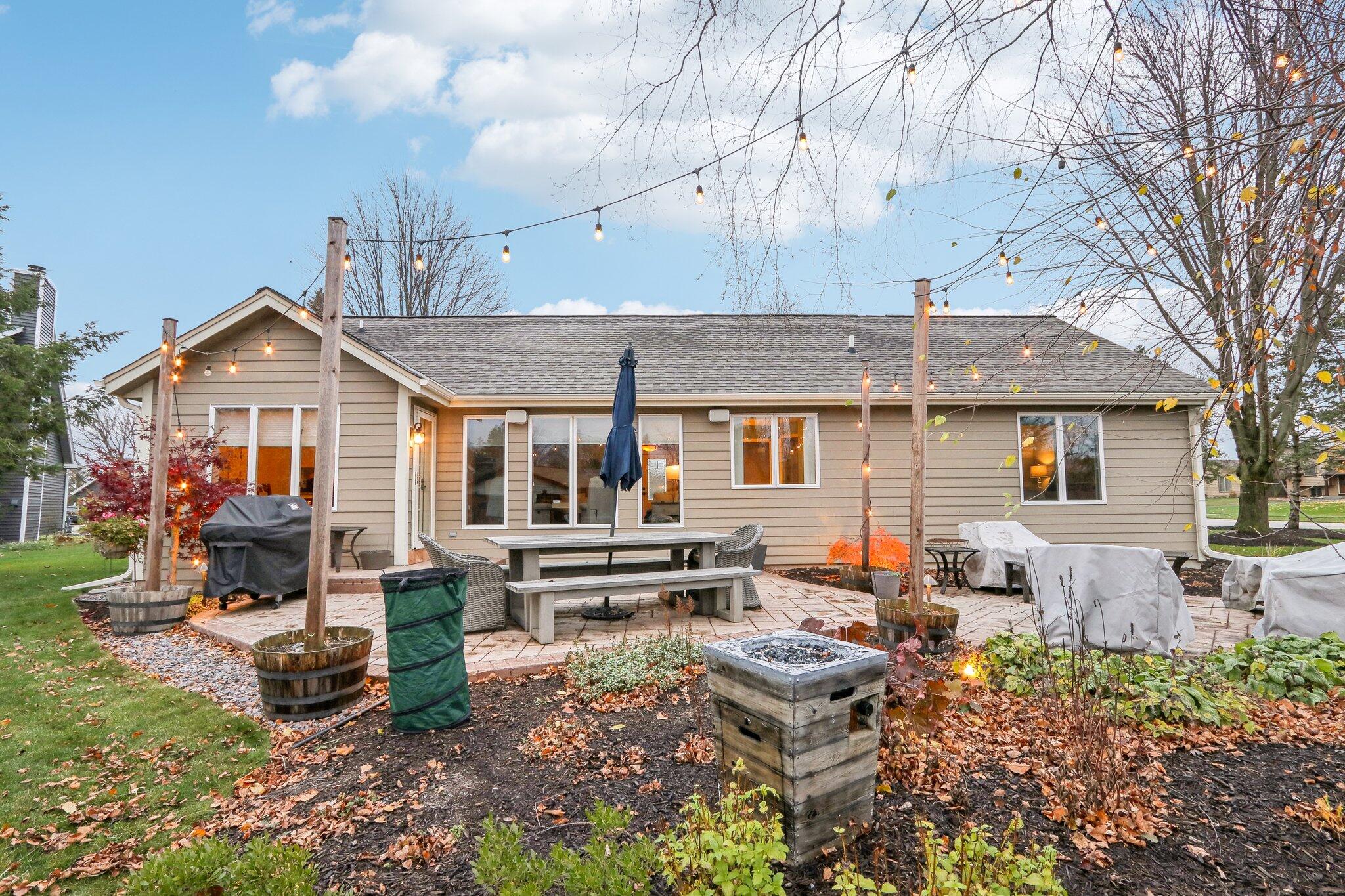 251 Hillside Dr, Oconomowoc