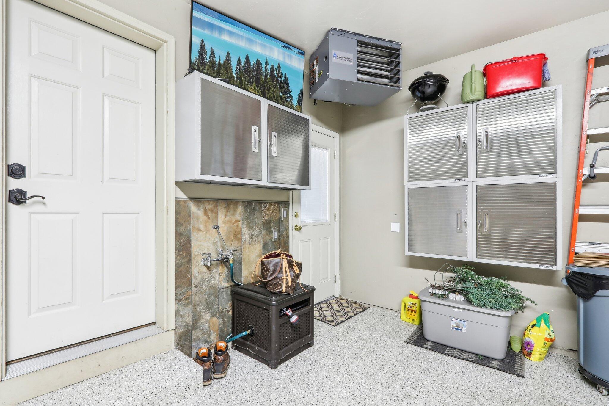 251 Hillside Dr, Oconomowoc